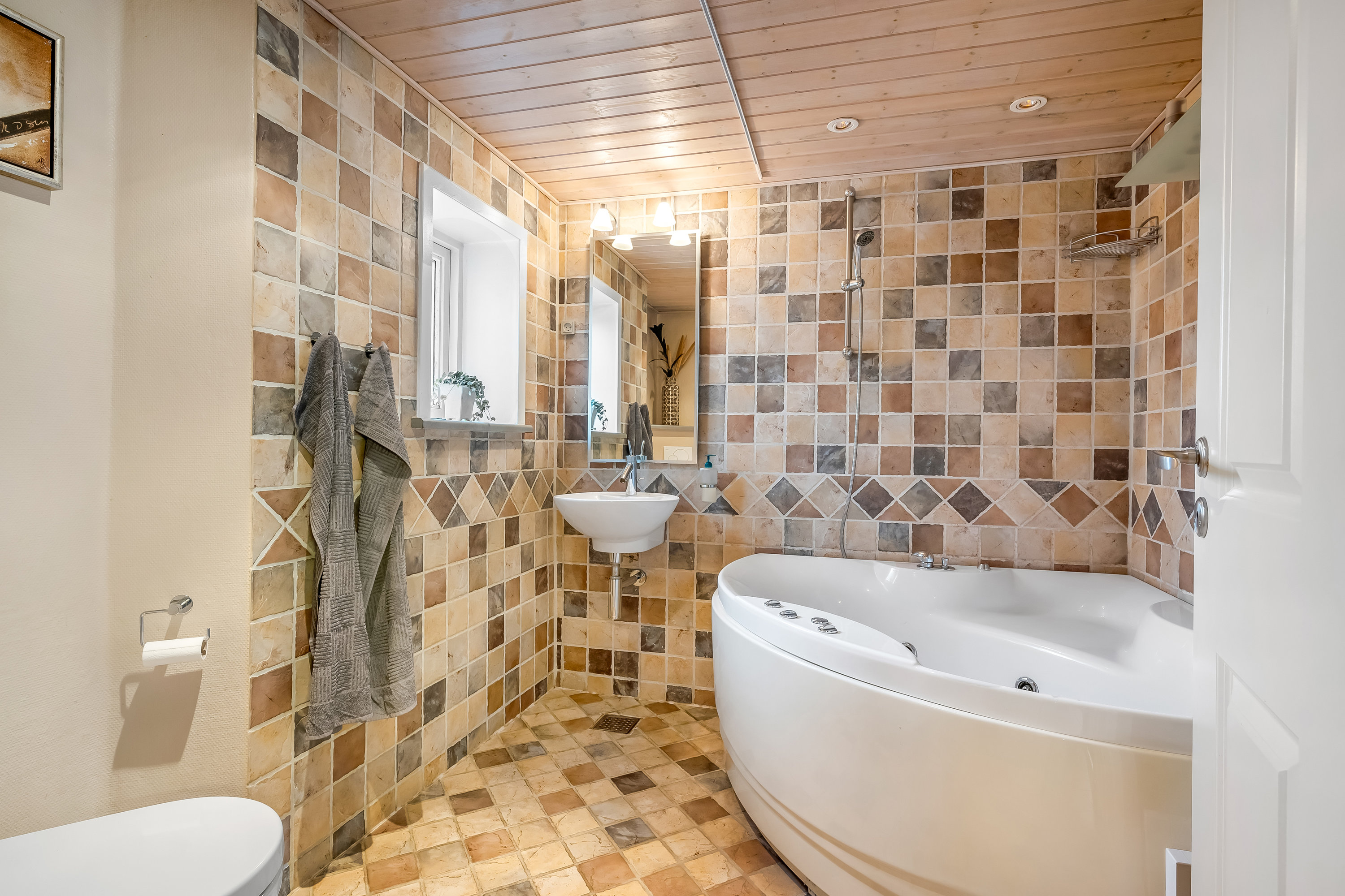 Fremhævet badeværelse billede i fuldskærmstilstand. Billede af Borgdalvej 1, Gudum, 7620 Lemvig