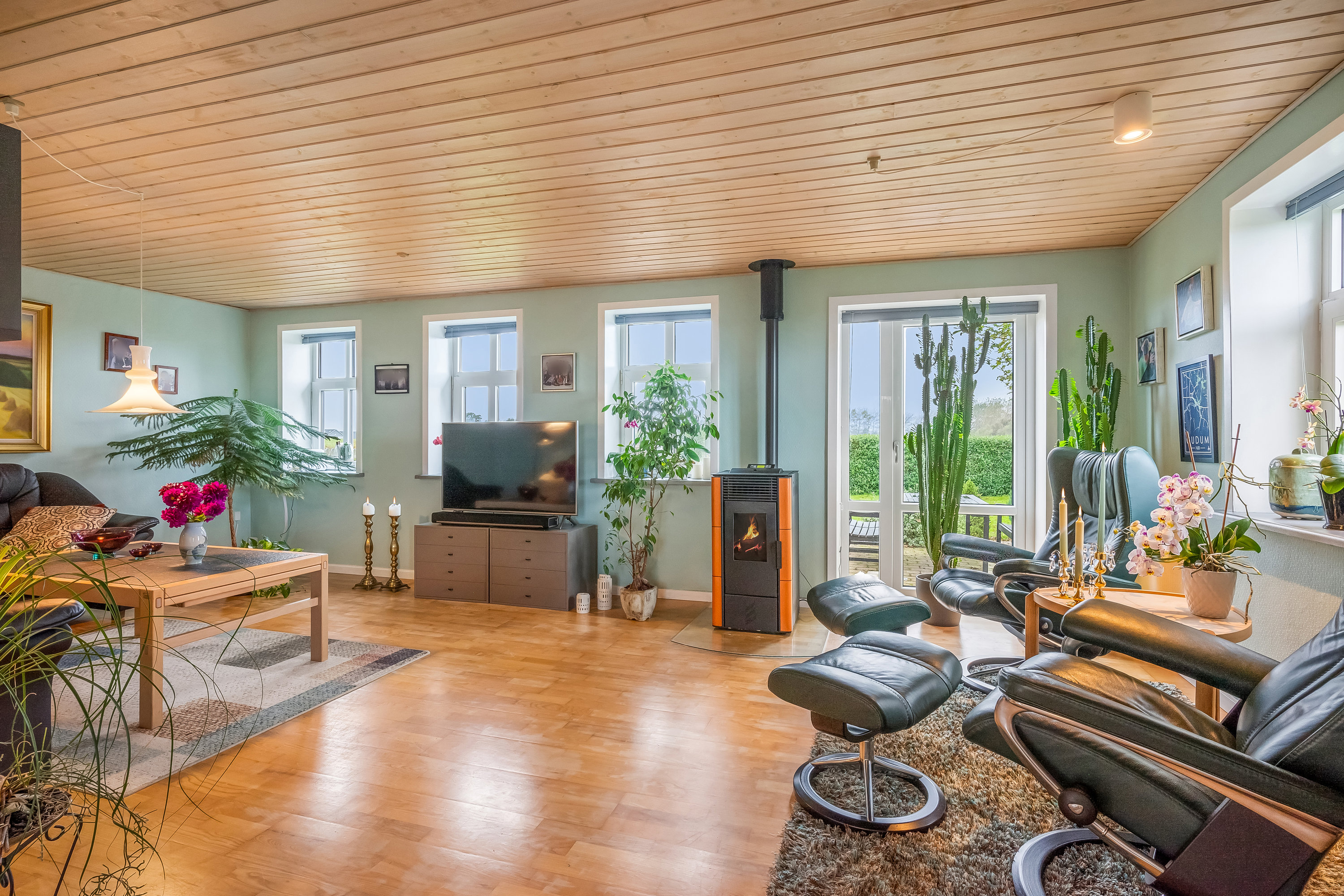 Fremhævet stue billede i fuldskærmstilstand. Billede af Borgdalvej 1, Gudum, 7620 Lemvig