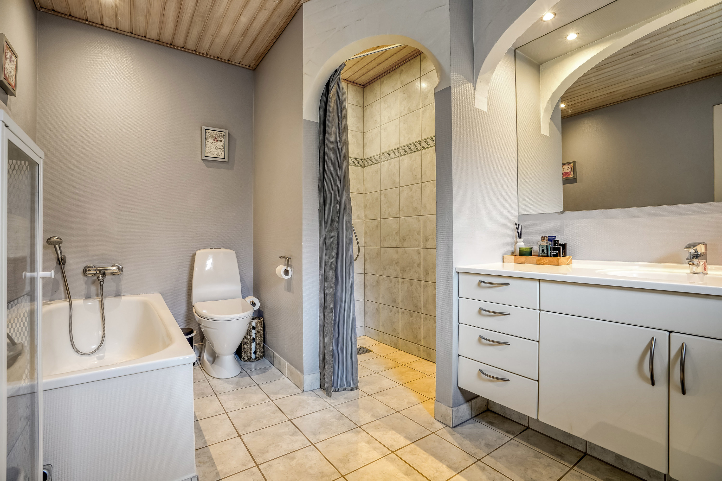 Fremhævet badeværelse billede i fuldskærmstilstand. Billede af Kirkelundvej 28, Bellinge, 5250 Odense SV