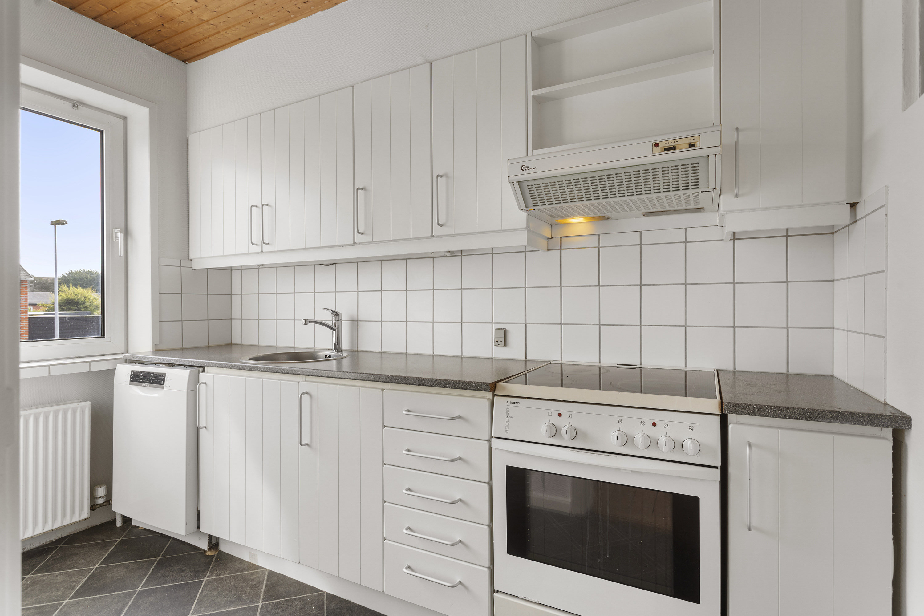 Fremhævet køkken billede i fuldskærmstilstand. Billede af Svanholmsvej 13, 9900 Frederikshavn