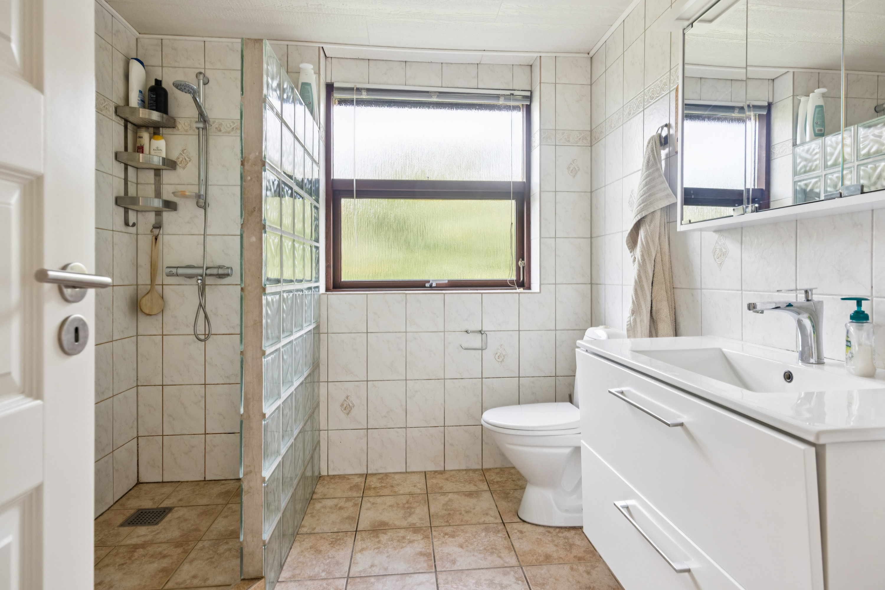 Fremhævet badeværelse billede i fuldskærmstilstand. Billede af Strindbergparken 58, 9381 Sulsted