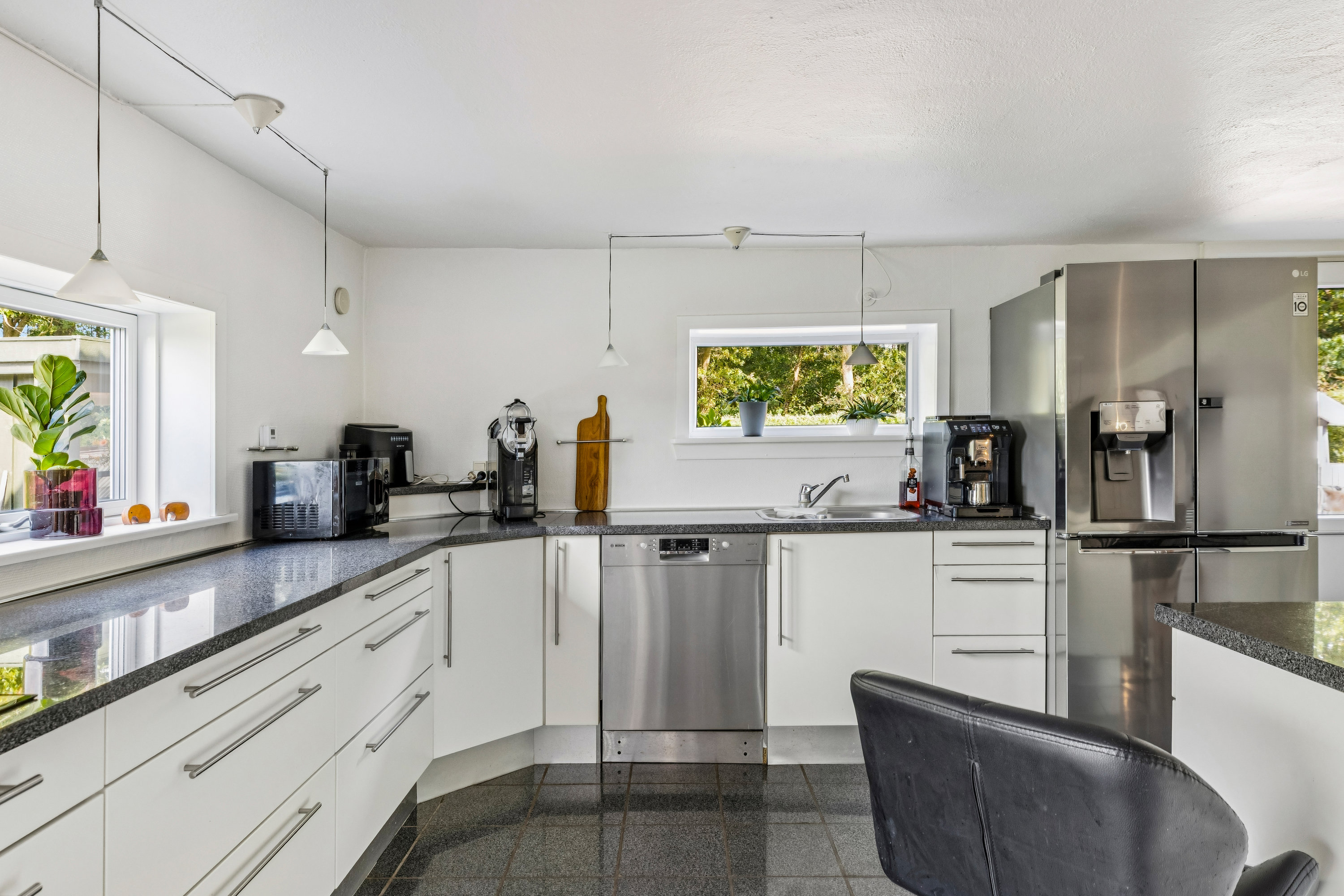 Fremhævet køkken vedr. ejd. 1 billede i fuldskærmstilstand. Billede af Tørvevej 34, Sdr Farup M, 6760 Ribe