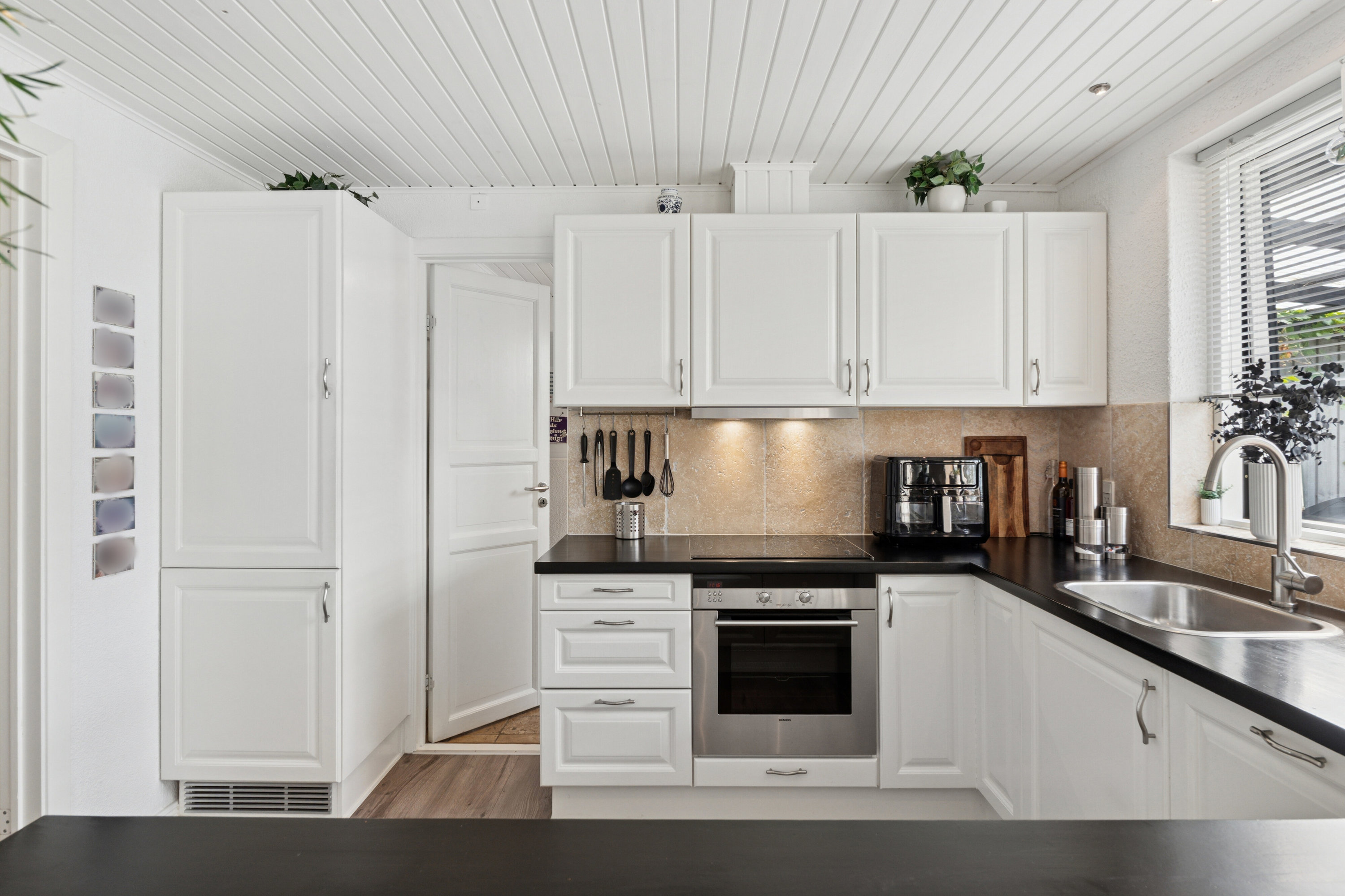 Fremhævet køkken billede i fuldskærmstilstand. Billede af Åsumvej 689, 5240 Odense NØ