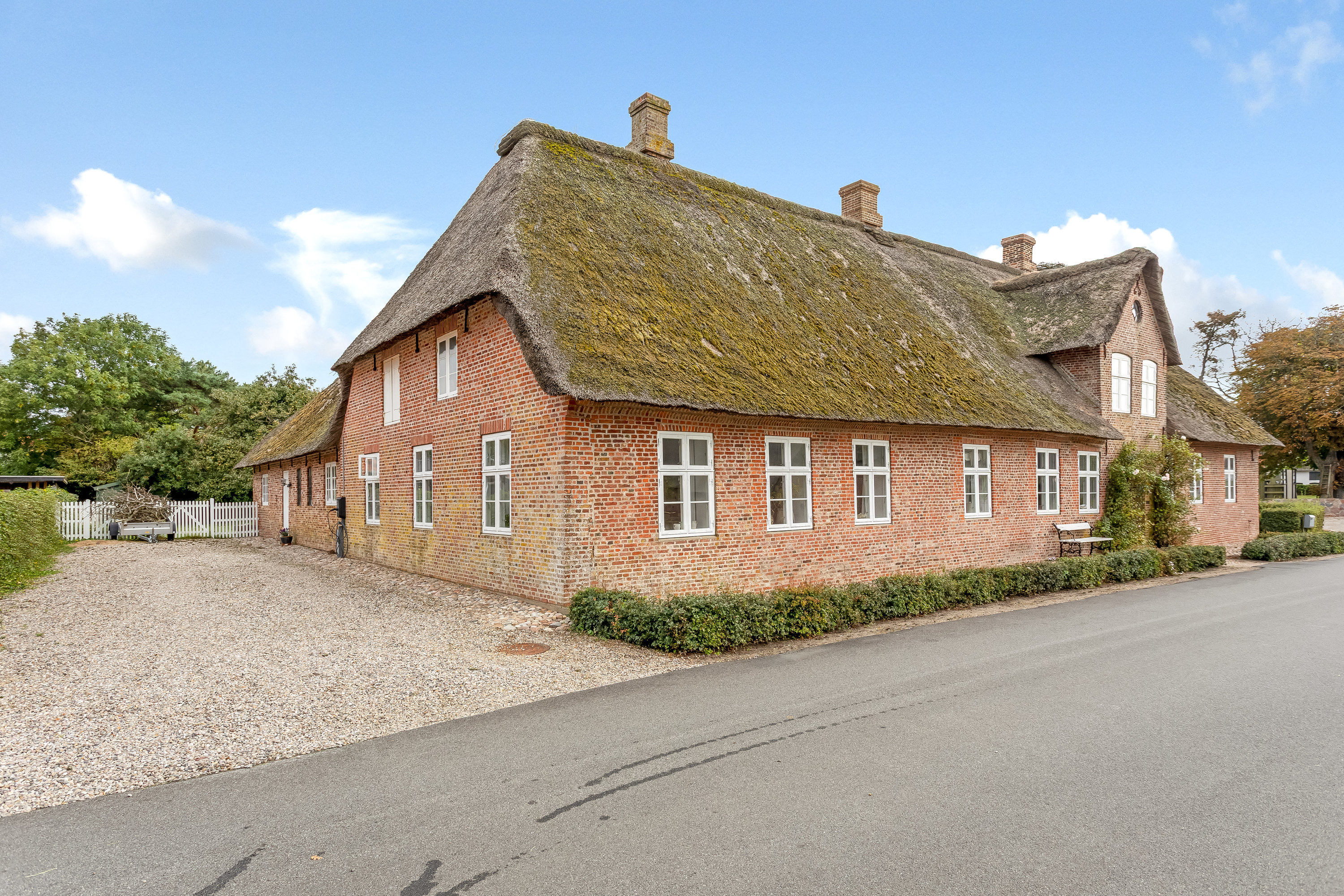 Fremhævet facade billede i fuldskærmstilstand. Billede af Strandvej 2, 6280 Højer