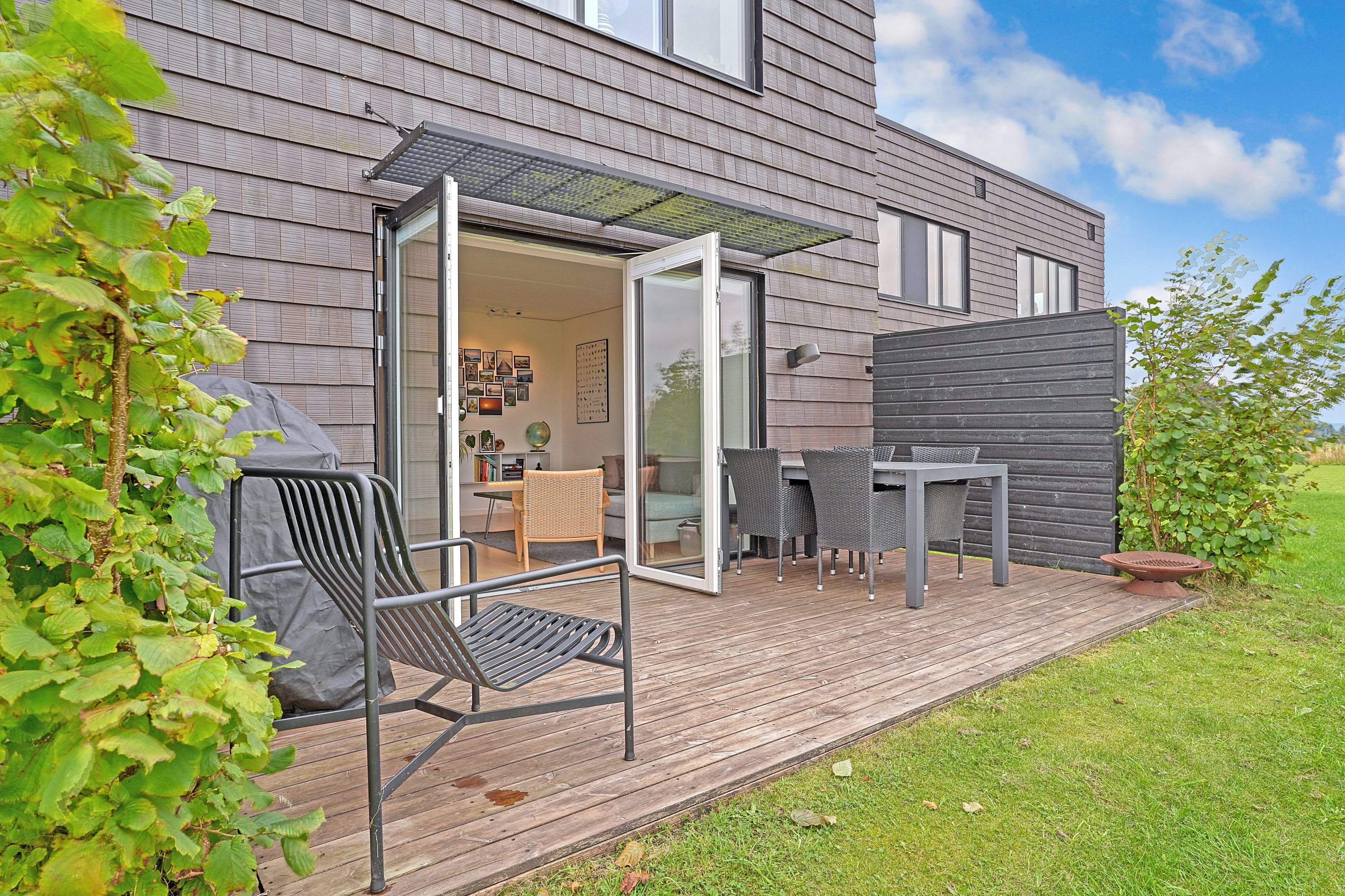 Fremhævet terrasse billede i fuldskærmstilstand. Billede af Faldskærmsvej 60, Jonstrup, 3500 Værløse