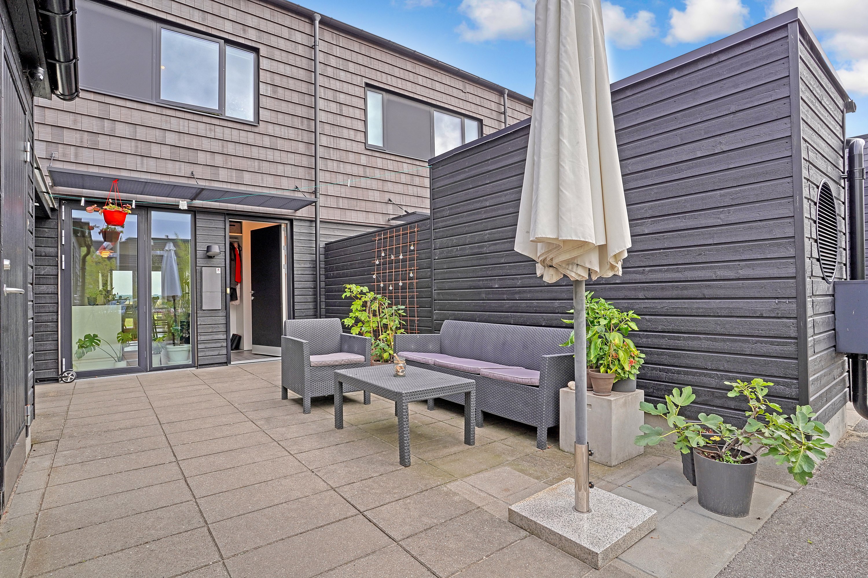 Fremhævet terrasse billede i fuldskærmstilstand. Billede af Faldskærmsvej 60, Jonstrup, 3500 Værløse