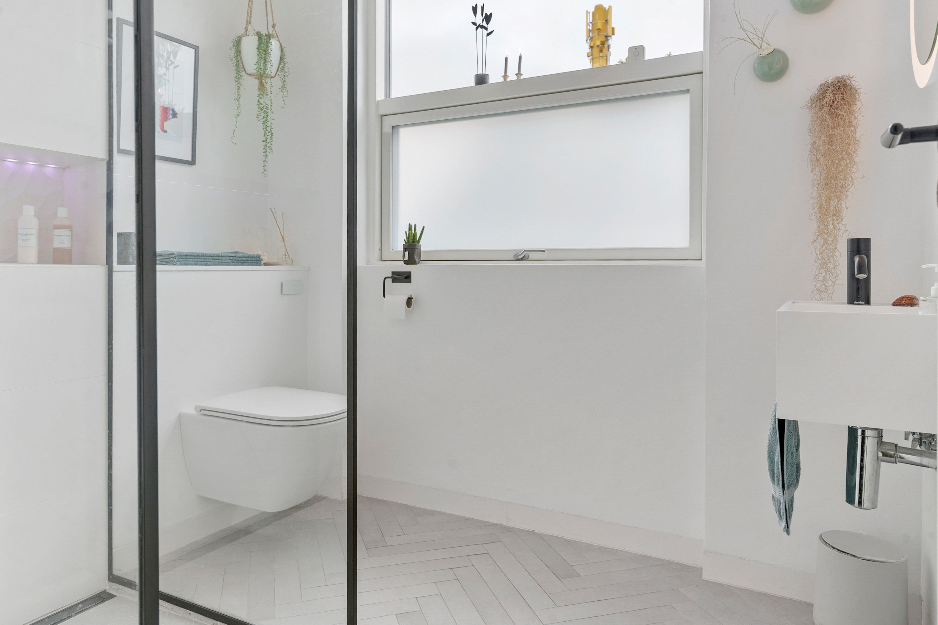 Fremhævet bad billede i fuldskærmstilstand. Billede af Skovvej 13, 2750 Ballerup