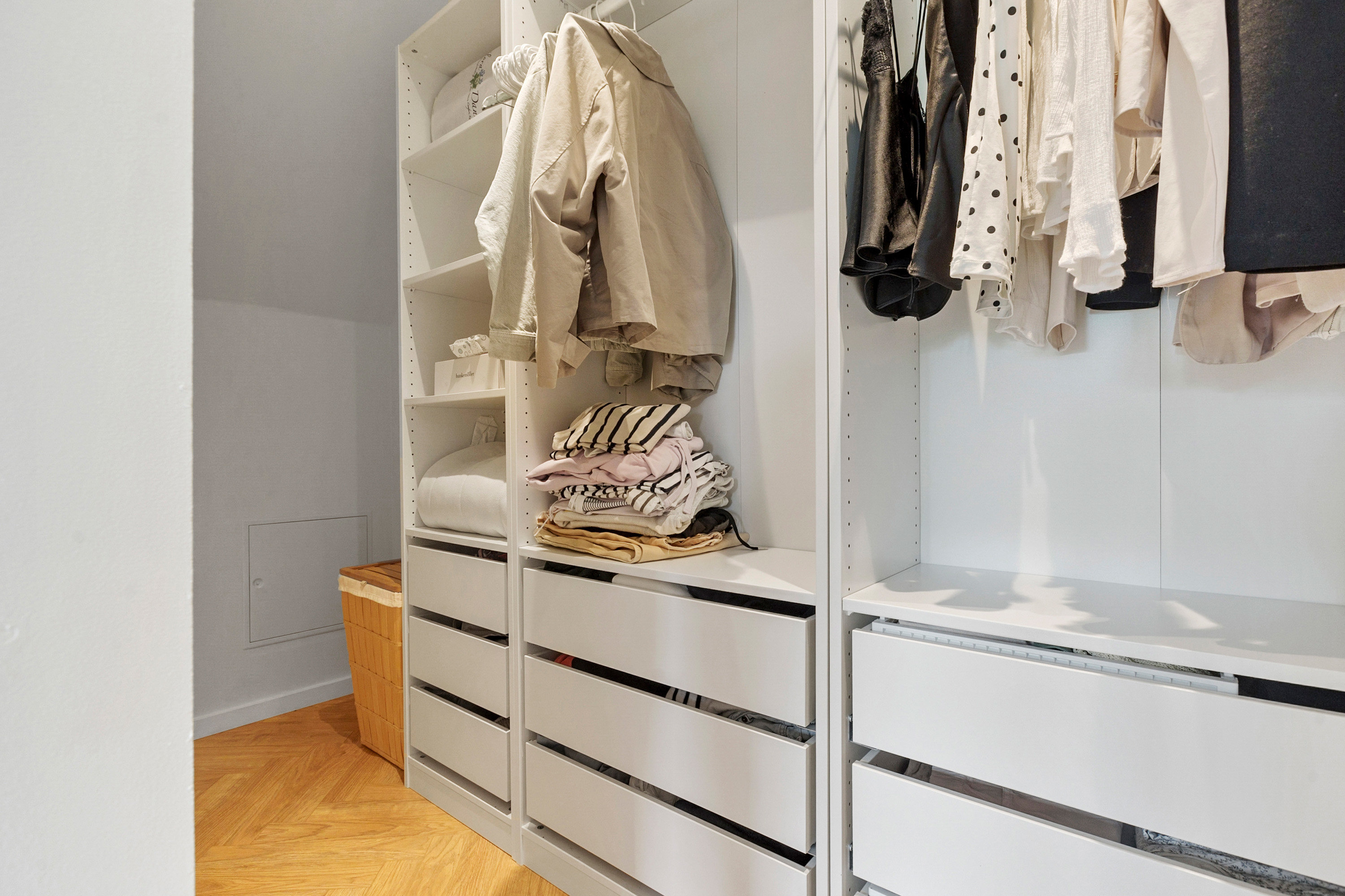 Fremhævet walk-in billede i fuldskærmstilstand. Billede af Skovvej 13, 2750 Ballerup