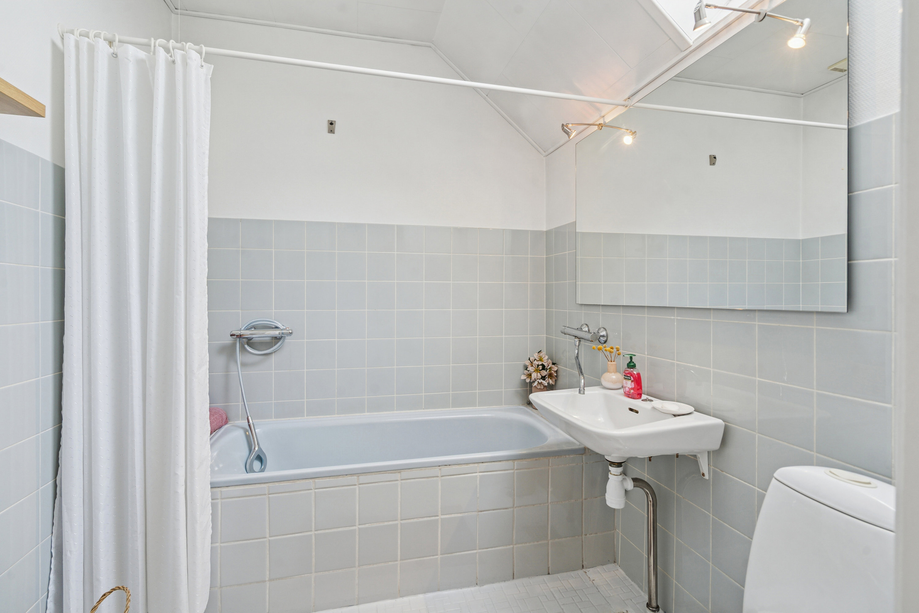 Fremhævet badeværelse billede i fuldskærmstilstand. Billede af Vedbendvej 1, 5550 Langeskov