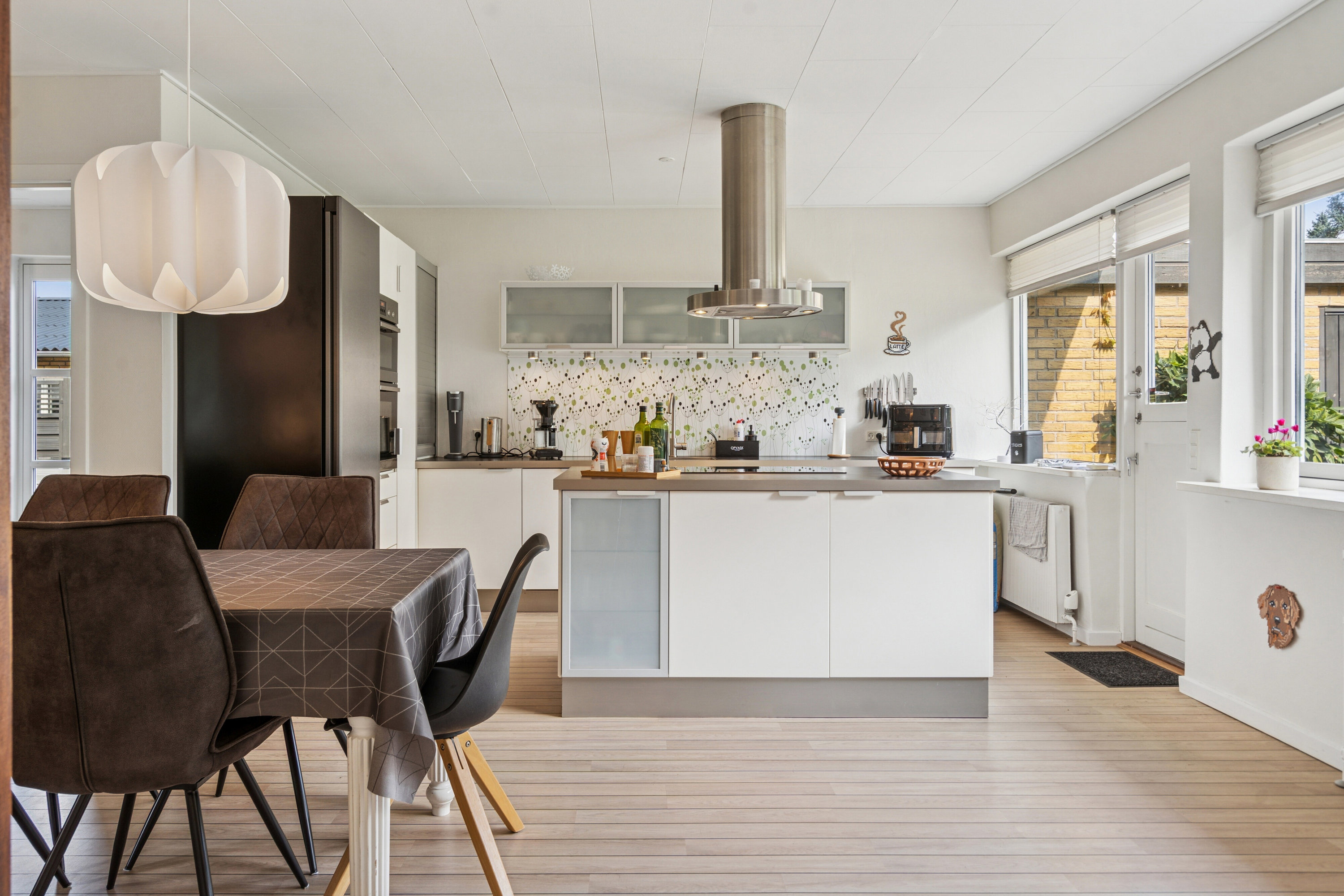 Fremhævet køkken billede i fuldskærmstilstand. Billede af Vedbendvej 1, 5550 Langeskov