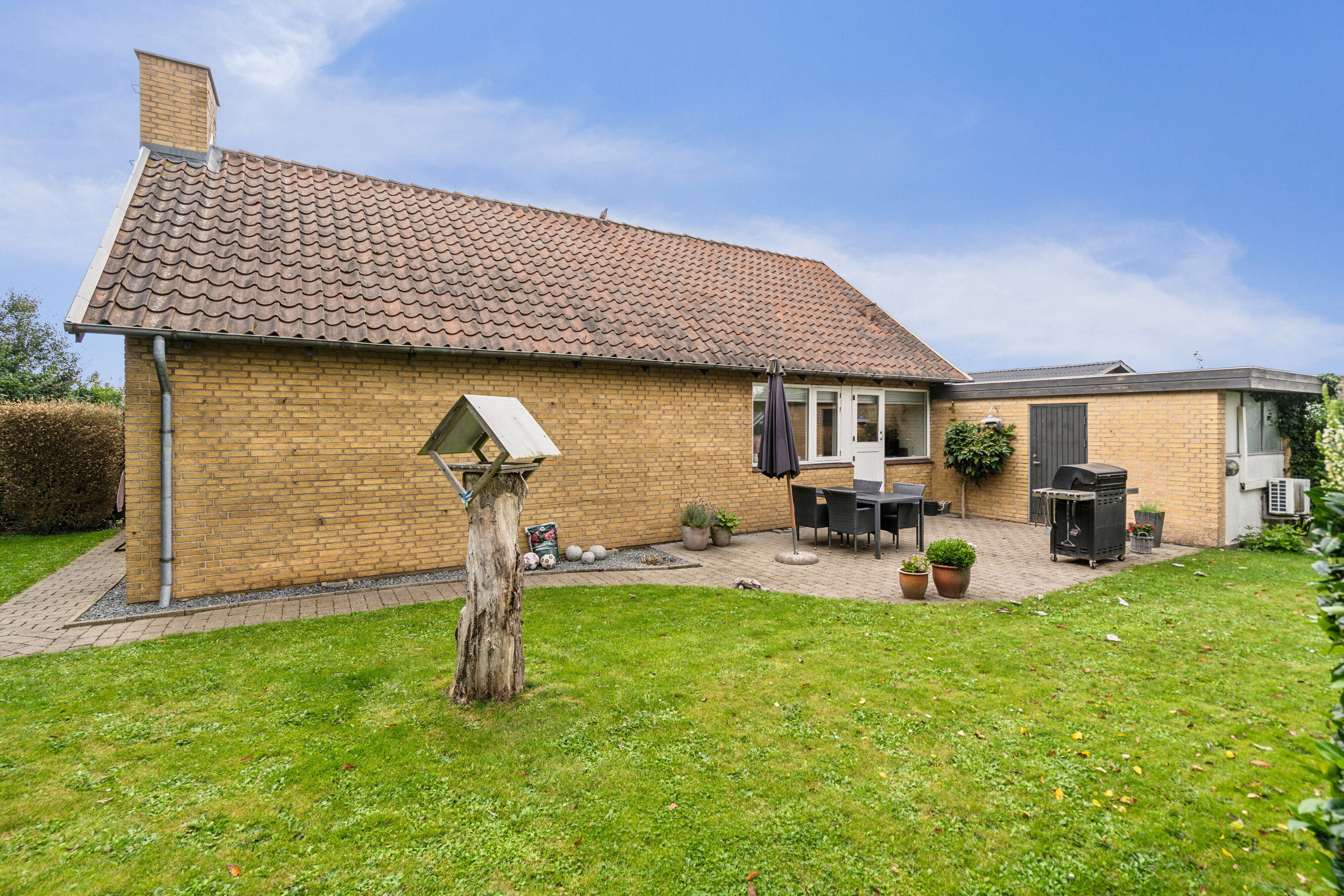 Fremhævet set fra haven billede i fuldskærmstilstand. Billede af Vedbendvej 1, 5550 Langeskov