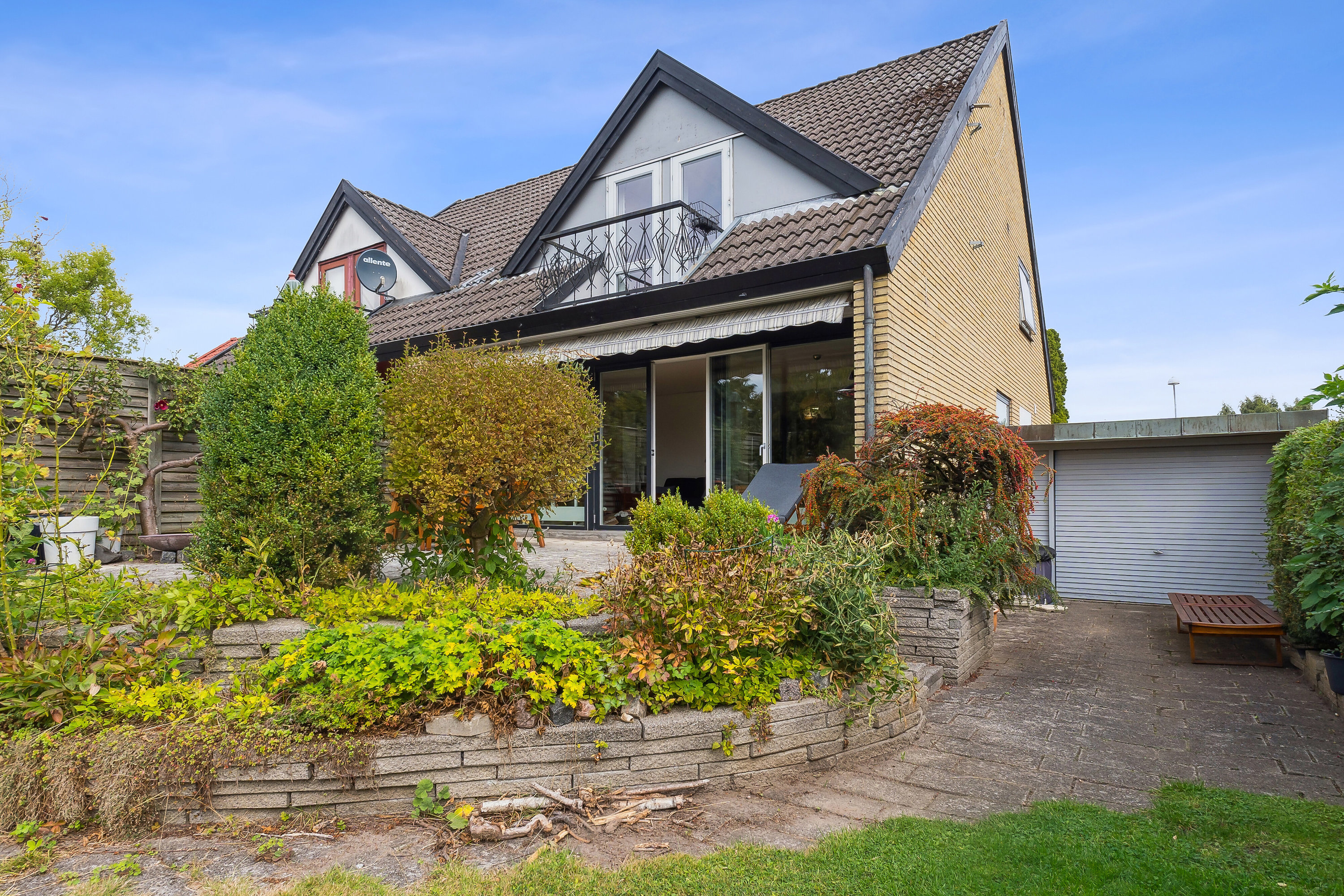 Fremhævet set fra haven billede i fuldskærmstilstand. Billede af Doktor Willesvej 11A, 2650 Hvidovre