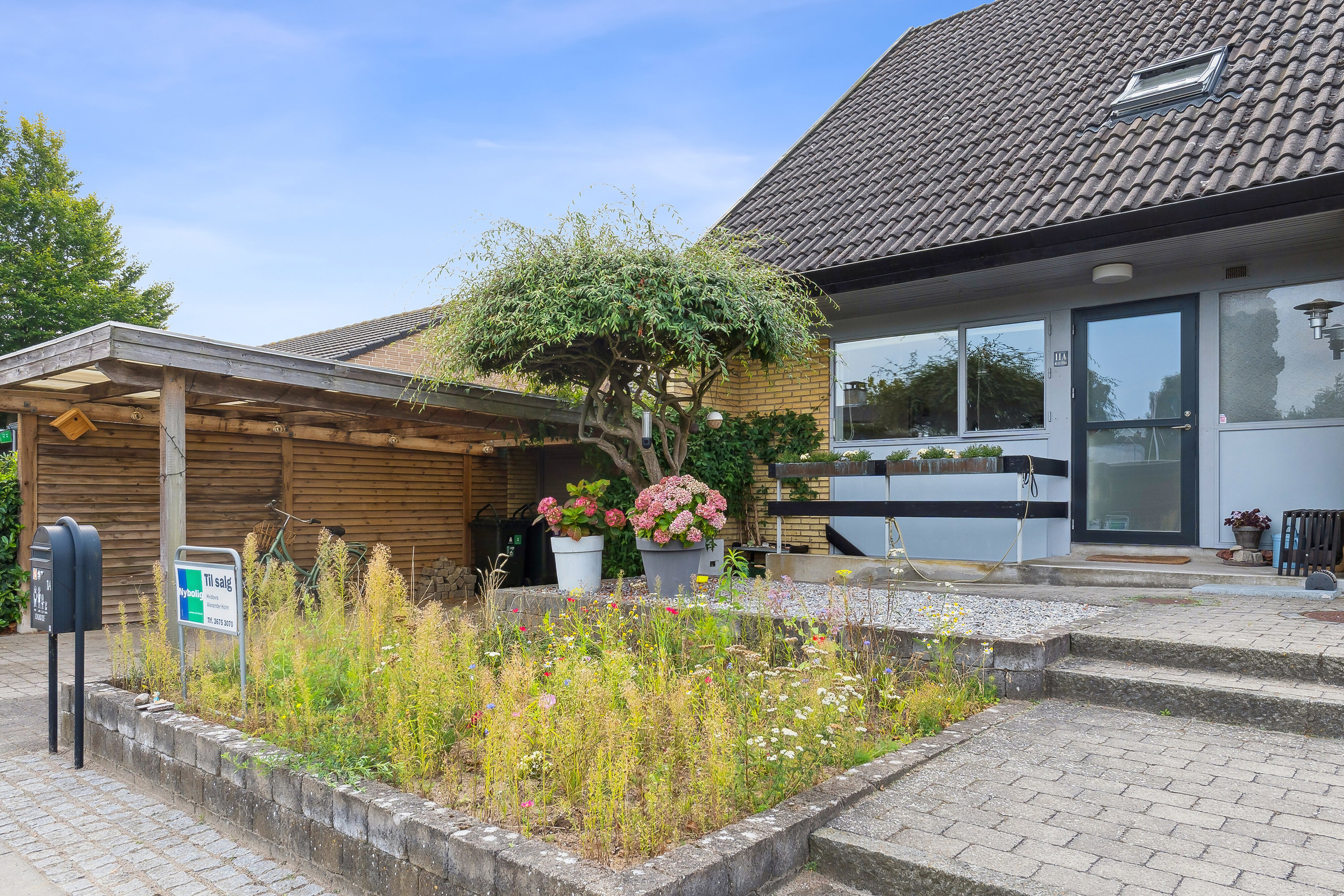 Fremhævet set fra vejen billede i fuldskærmstilstand. Billede af Doktor Willesvej 11A, 2650 Hvidovre