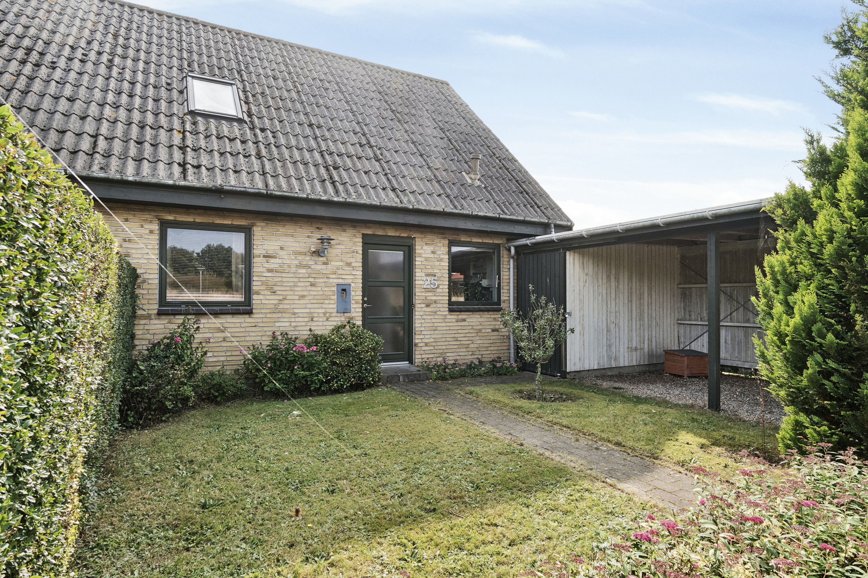 Miniaturebillede 1: set fra haven. Billede af Hedelyngen 25, 4573 Højby