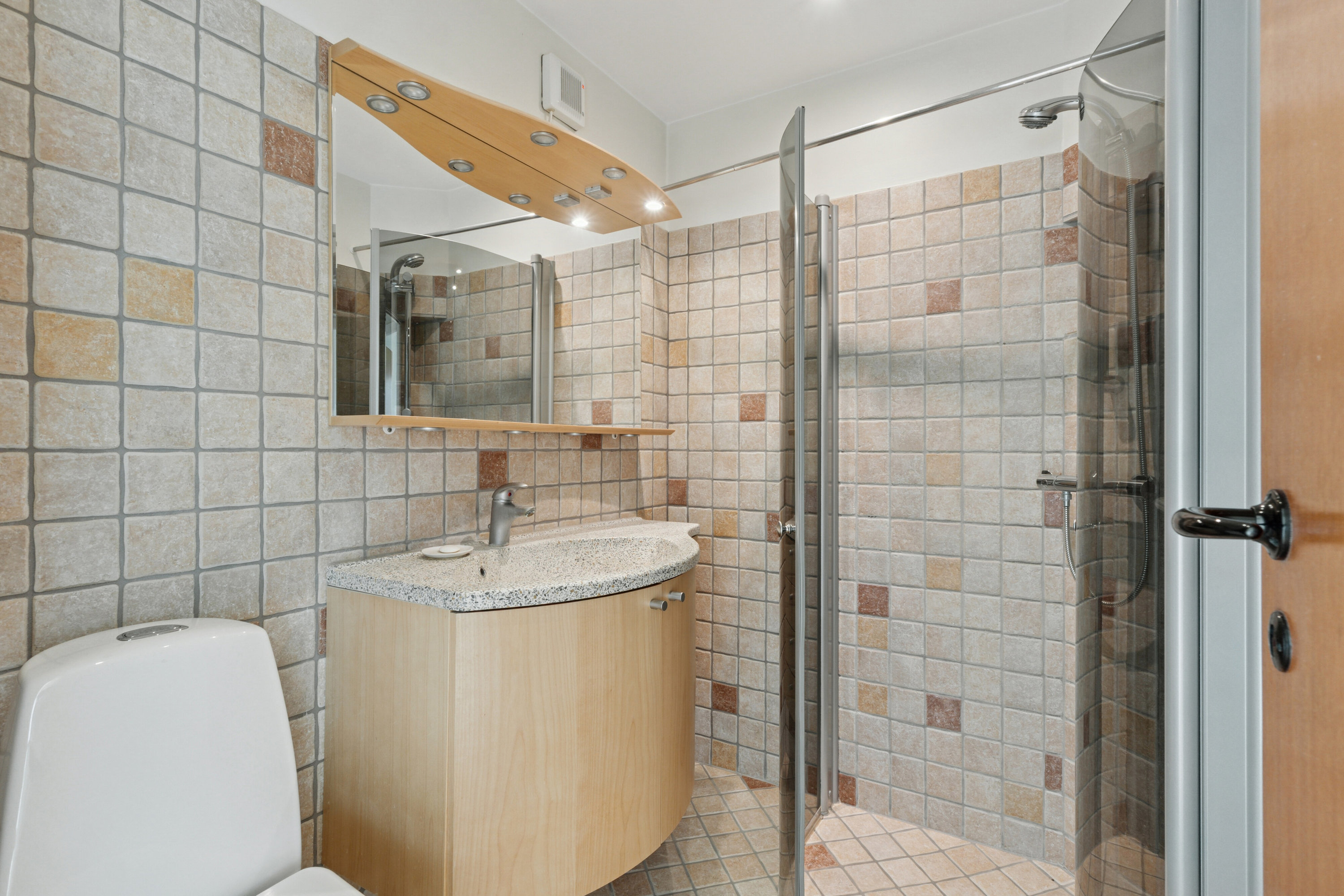 Fremhævet badeværelse billede i fuldskærmstilstand. Billede af Dommervænget 4E, 1. 4., 4000 Roskilde