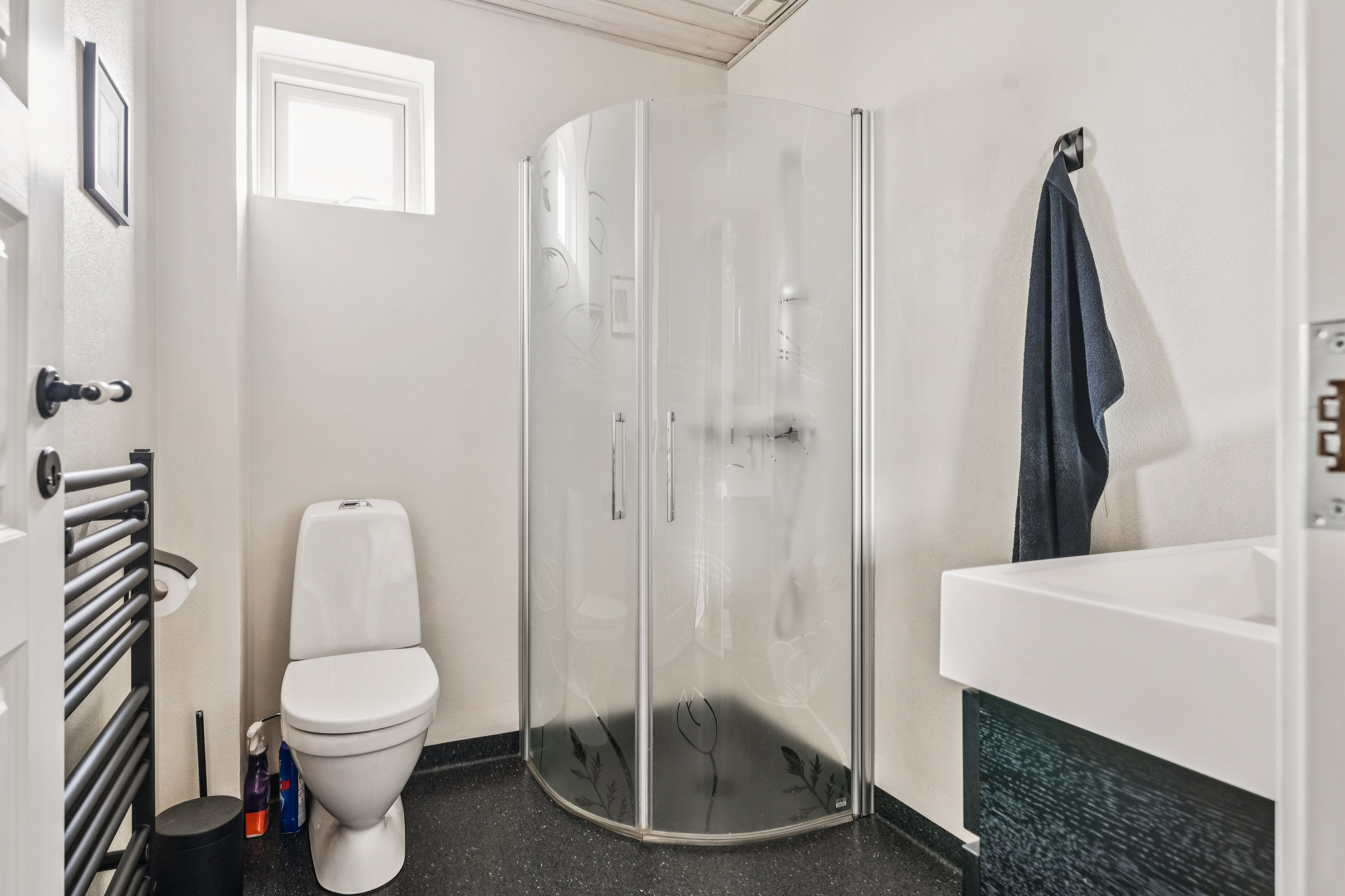 Fremhævet badeværelse billede i fuldskærmstilstand. Billede af Fælledvej 12, 8870 Langå