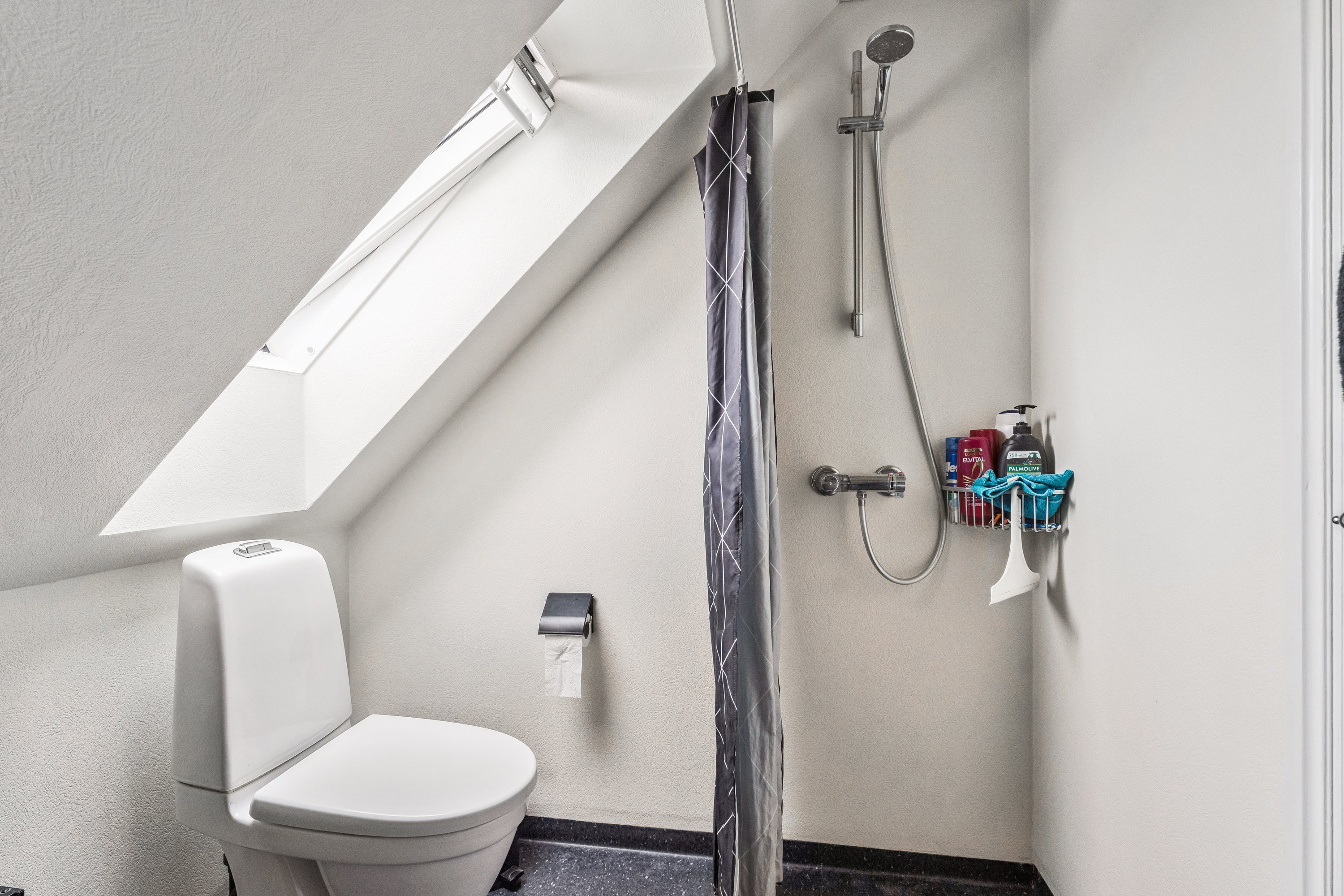 Fremhævet badeværelse billede i fuldskærmstilstand. Billede af Fælledvej 12, 8870 Langå