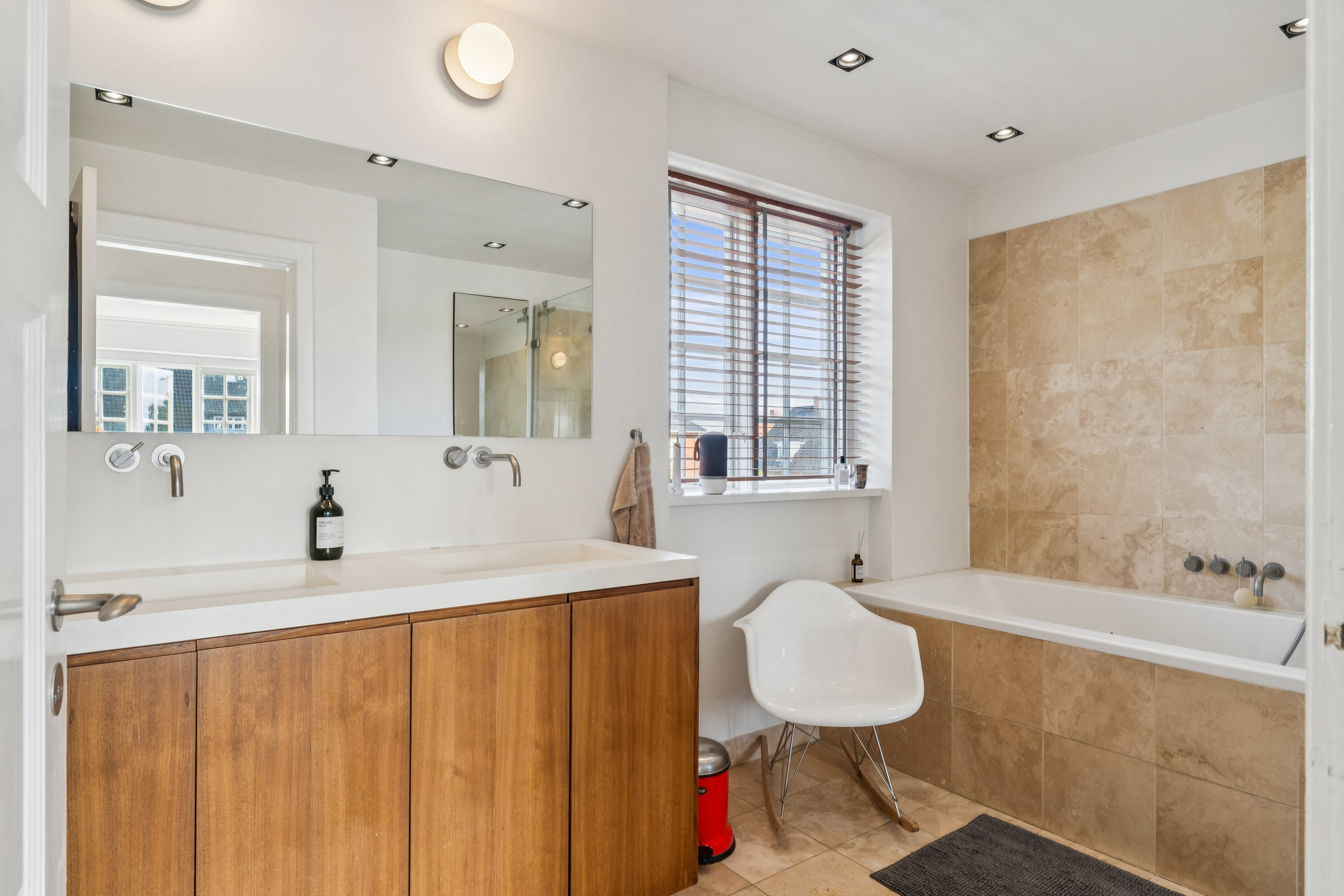 Fremhævet badeværelse billede i fuldskærmstilstand. Billede af Svanevænget 8, 2100 København Ø