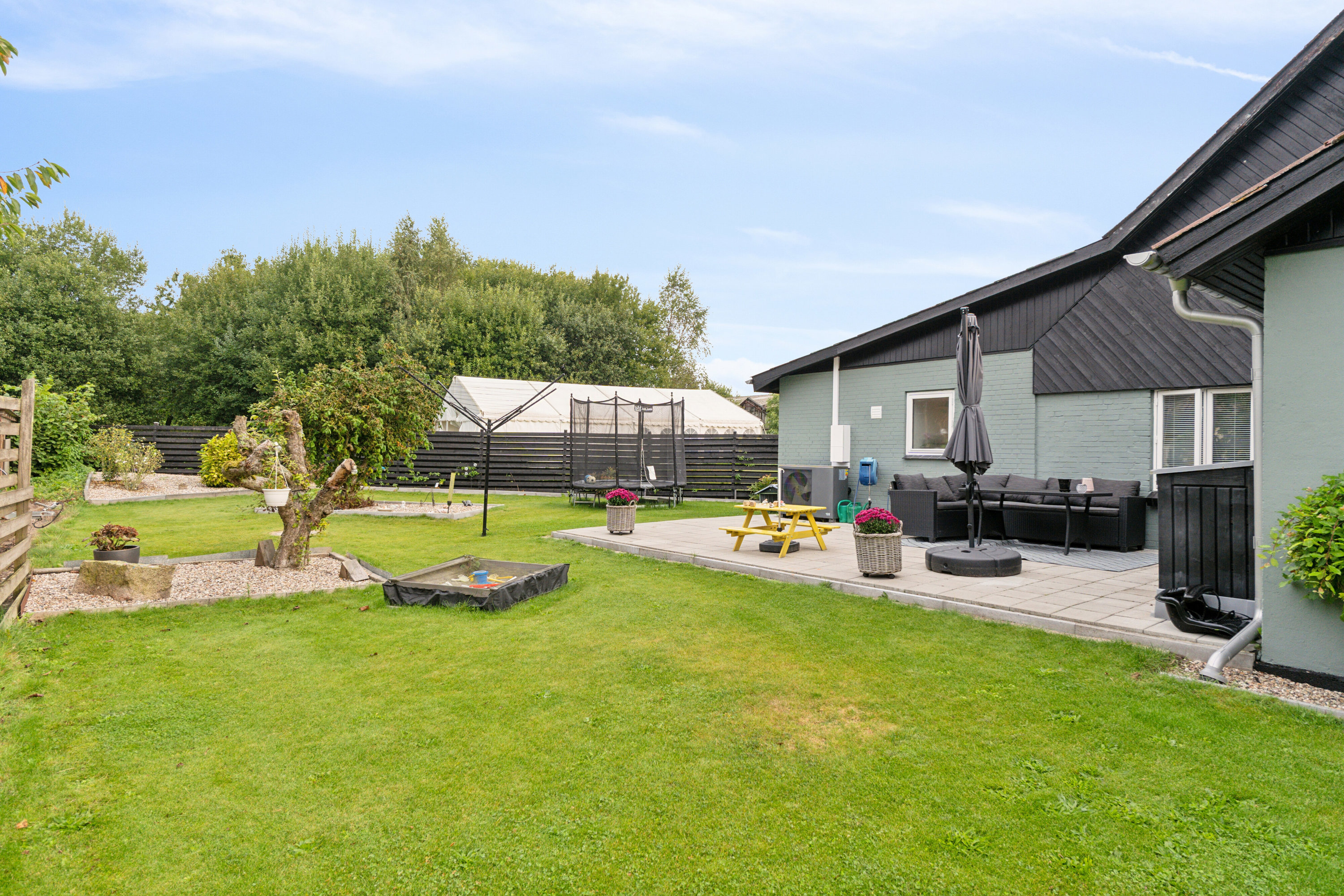 Fremhævet set fra haven billede i fuldskærmstilstand. Billede af Sdr. Højrupvejen 112, Søllinge, 5750 Ringe