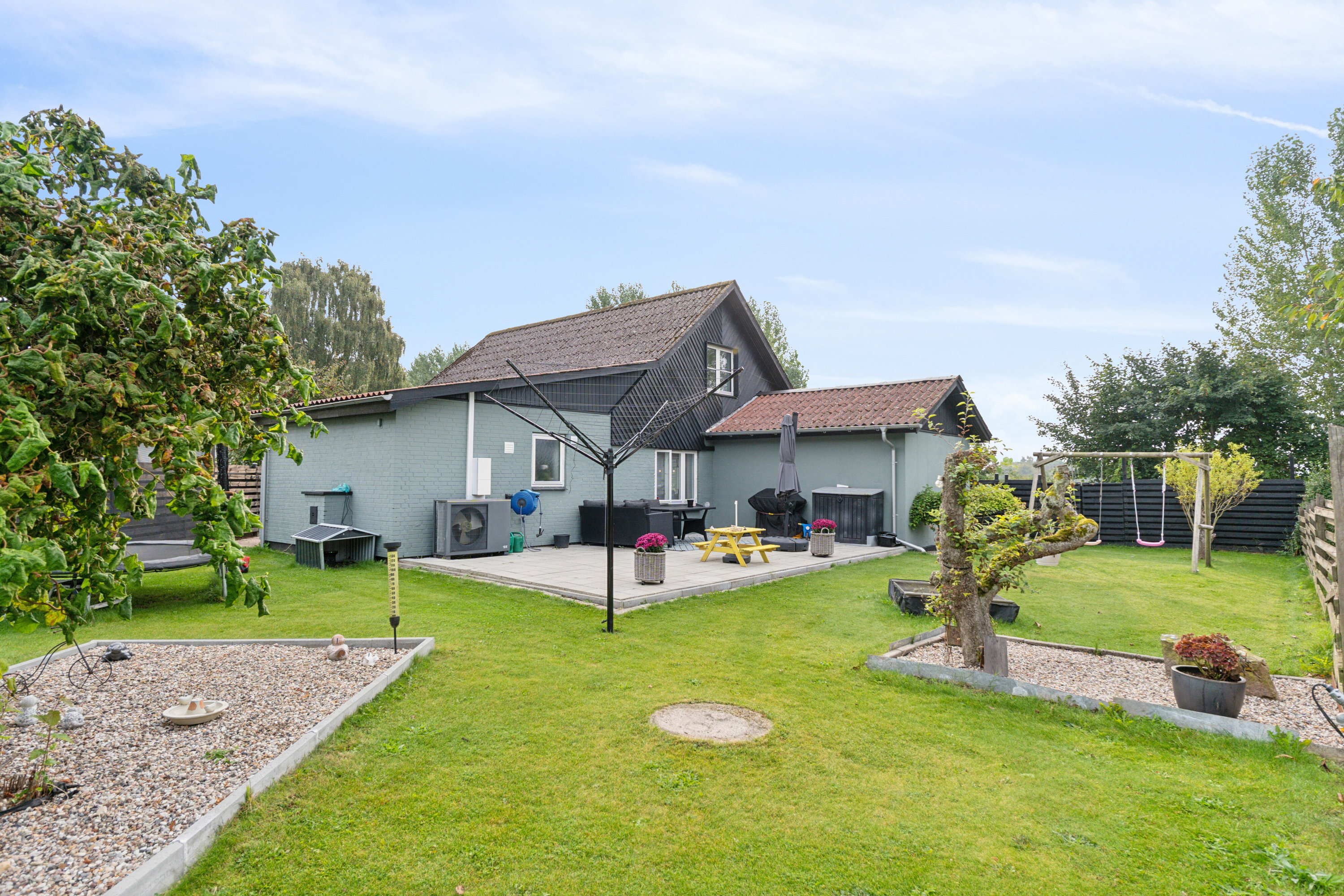 Miniaturebillede 1: set fra haven. Billede af Sdr. Højrupvejen 112, Søllinge, 5750 Ringe