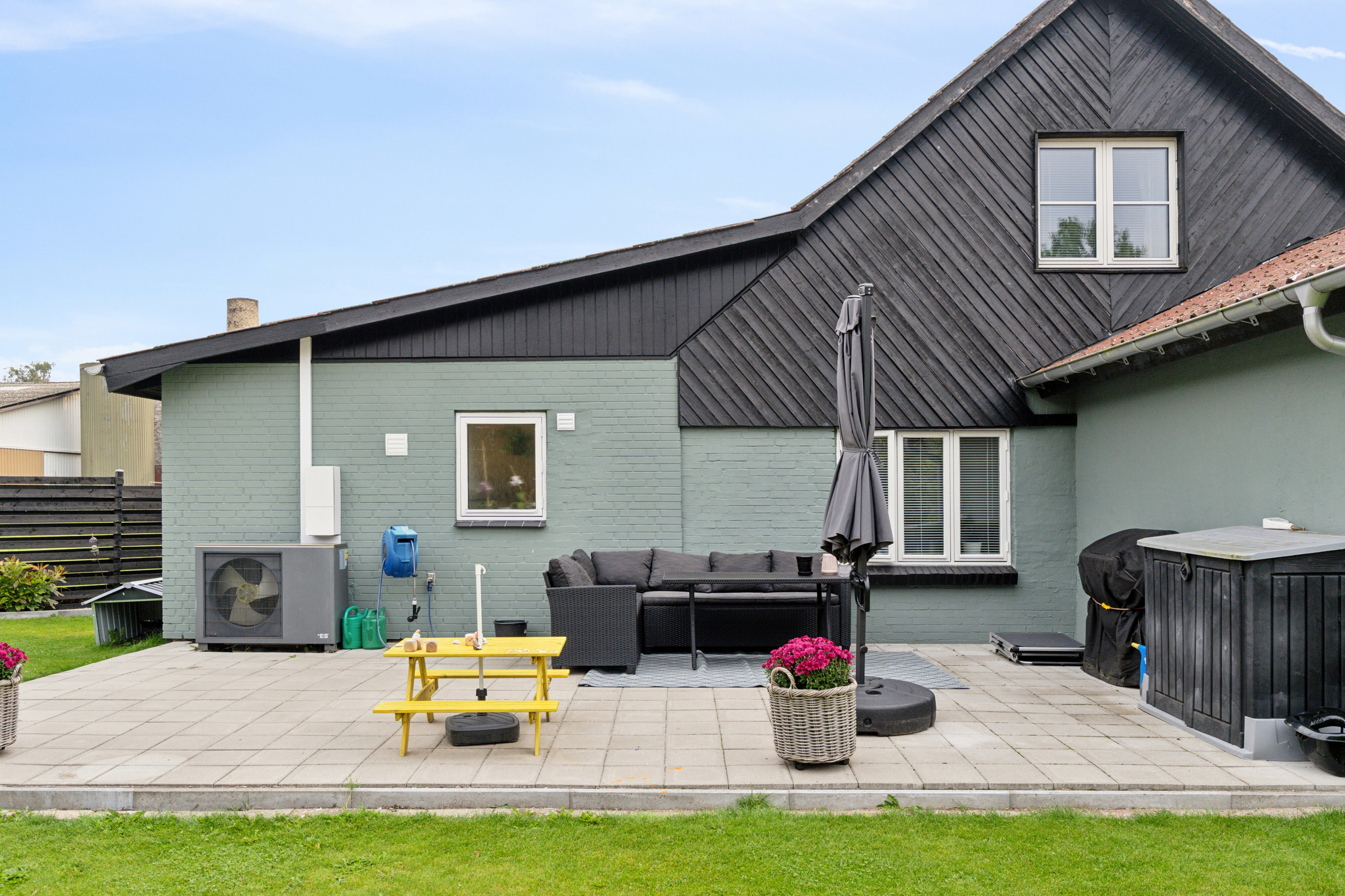 Fremhævet set fra haven billede i fuldskærmstilstand. Billede af Sdr. Højrupvejen 112, Søllinge, 5750 Ringe