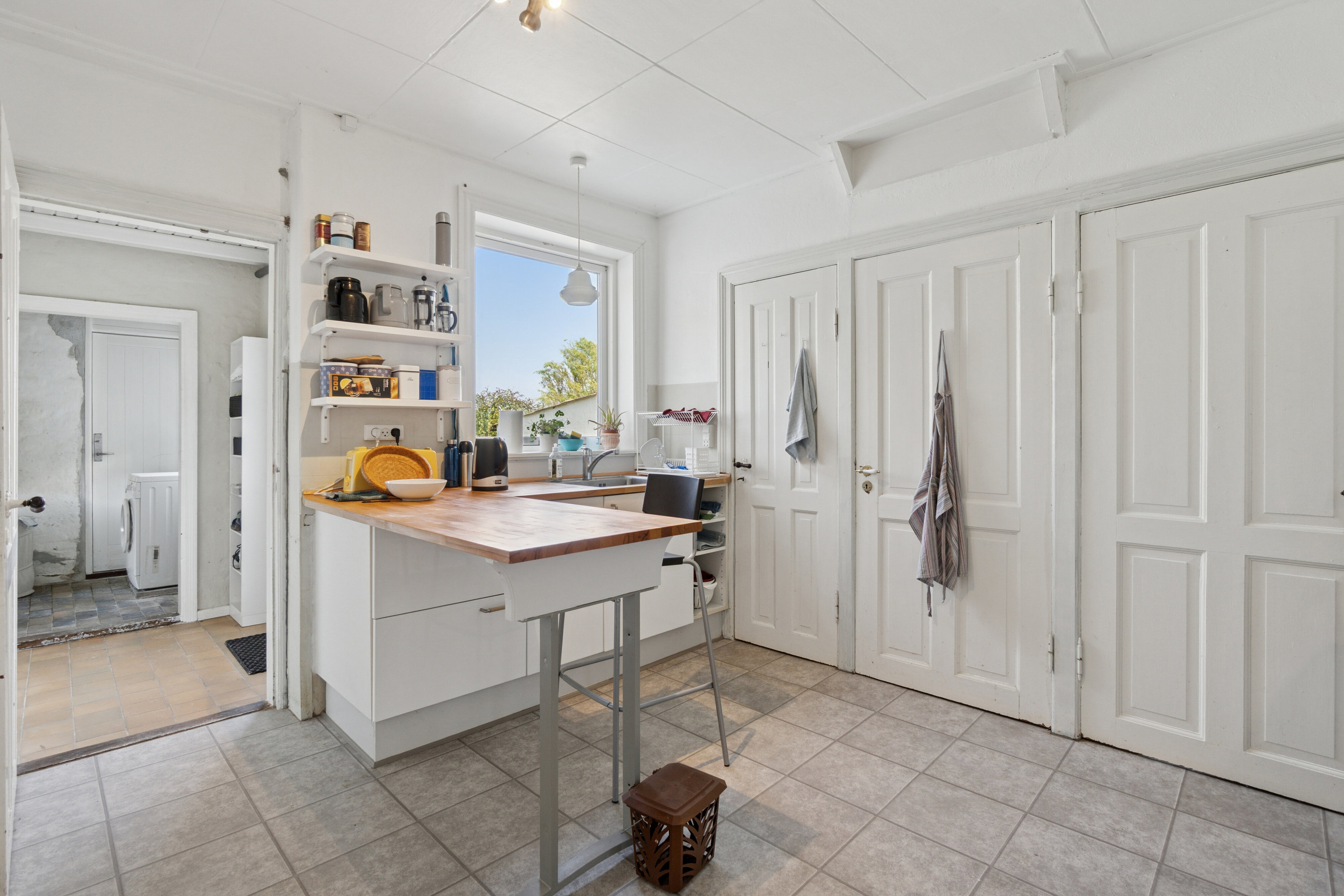 Fremhævet køkken billede i fuldskærmstilstand. Billede af Stavsdalvej 12, Østerlars, 3760 Gudhjem