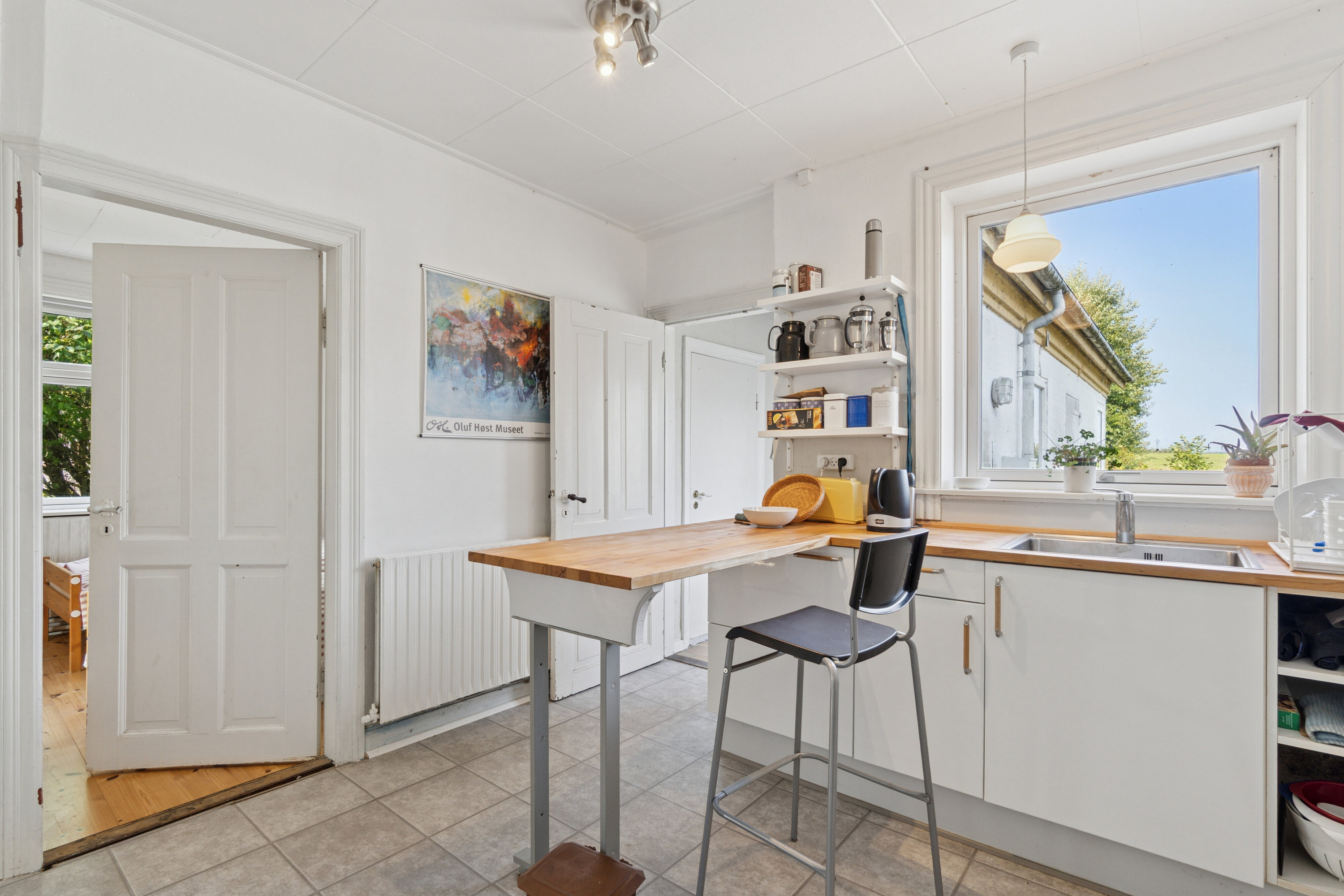 Fremhævet køkken billede i fuldskærmstilstand. Billede af Stavsdalvej 12, Østerlars, 3760 Gudhjem