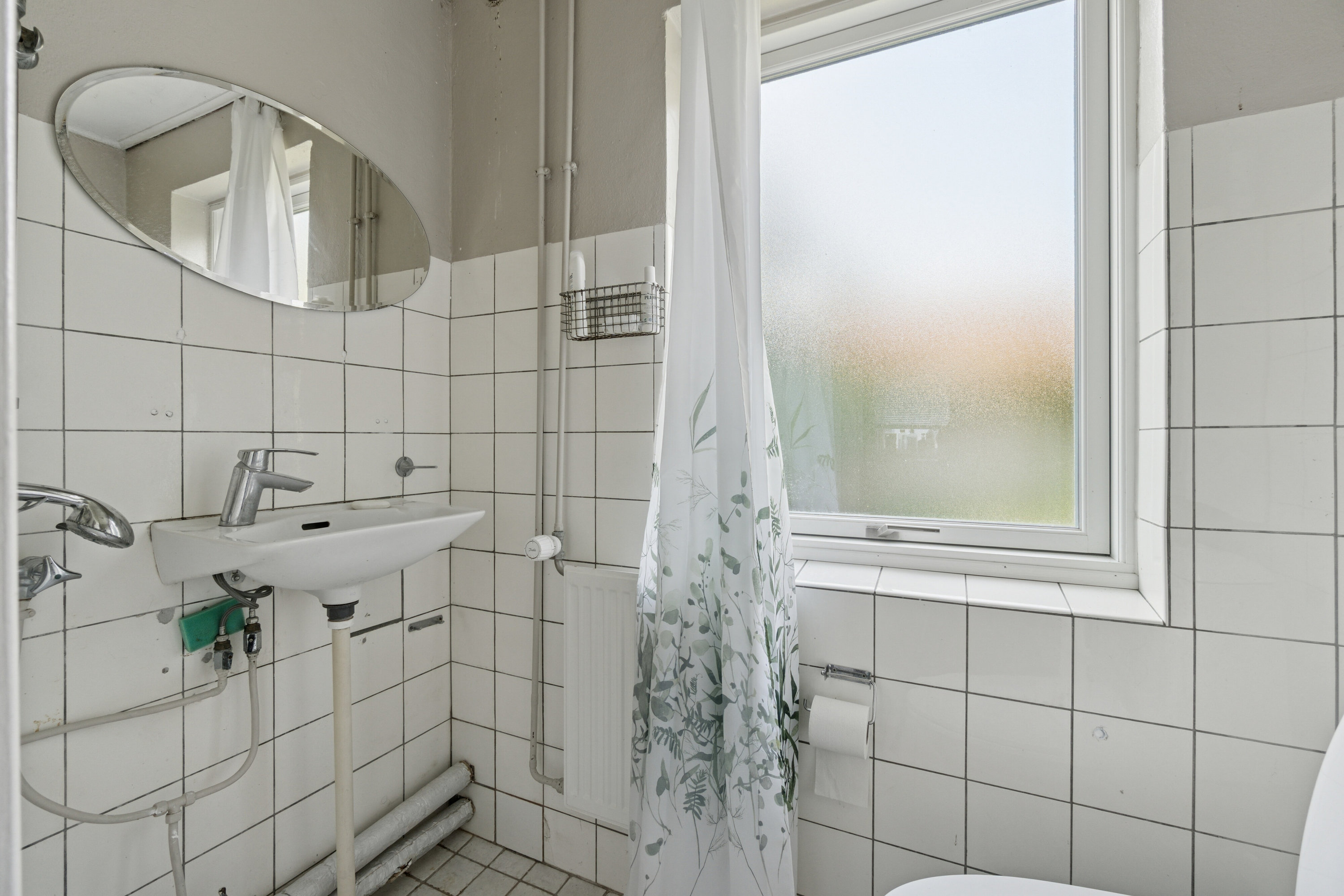 Fremhævet badeværelse billede i fuldskærmstilstand. Billede af Stavsdalvej 12, Østerlars, 3760 Gudhjem