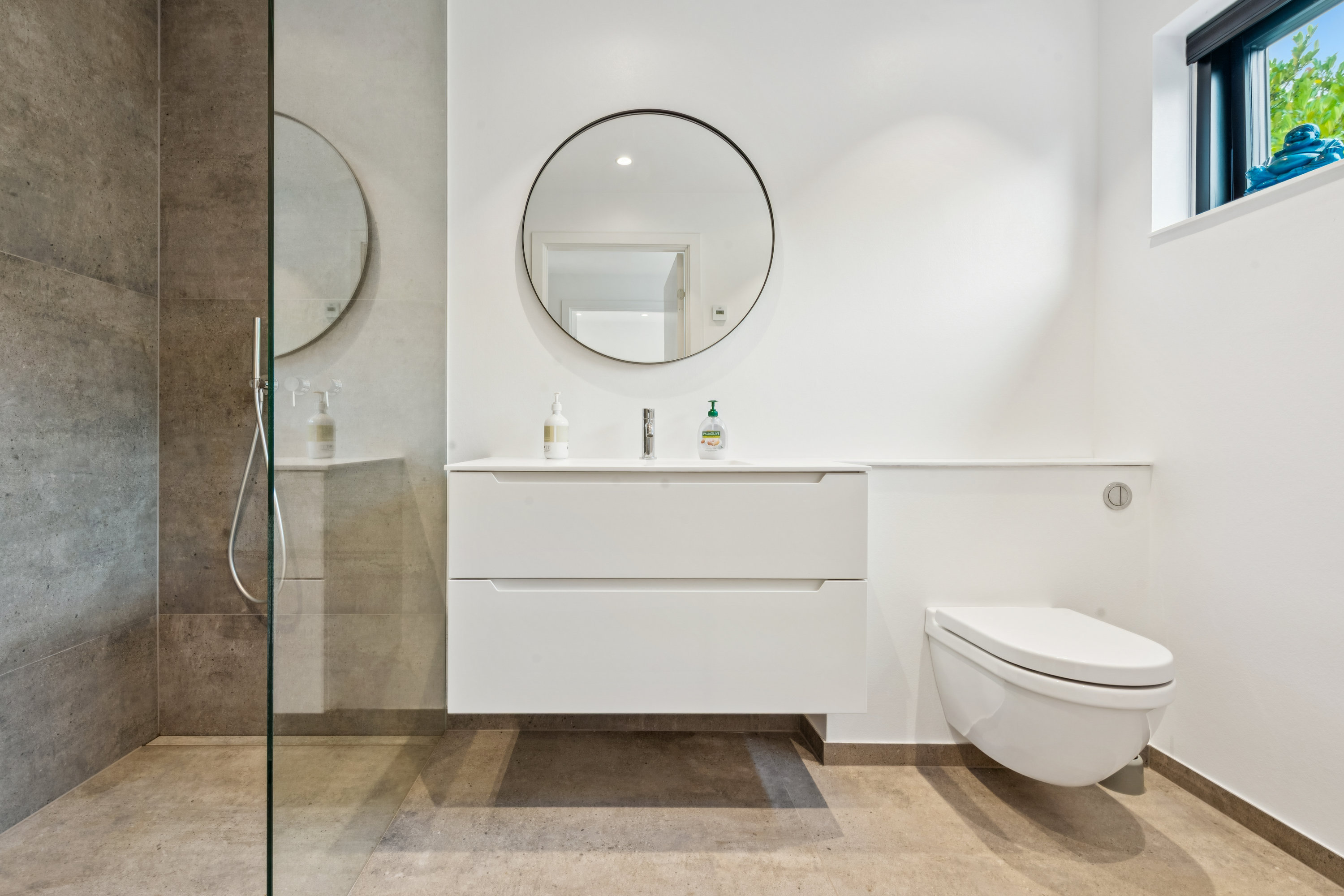 Fremhævet badeværelse billede i fuldskærmstilstand. Billede af Hinbjerg 13, 2690 Karlslunde