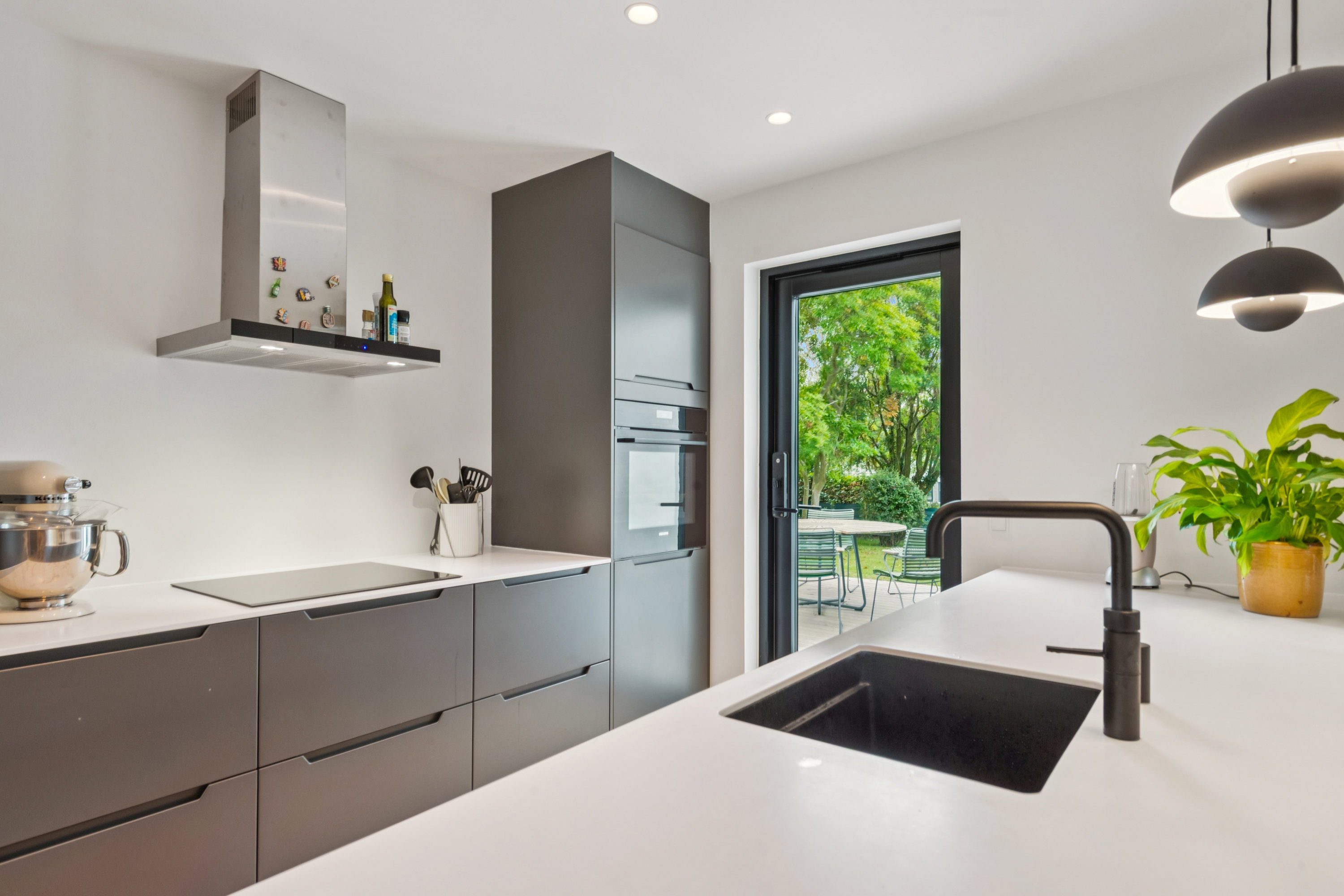 Fremhævet køkken billede i fuldskærmstilstand. Billede af Hinbjerg 13, 2690 Karlslunde