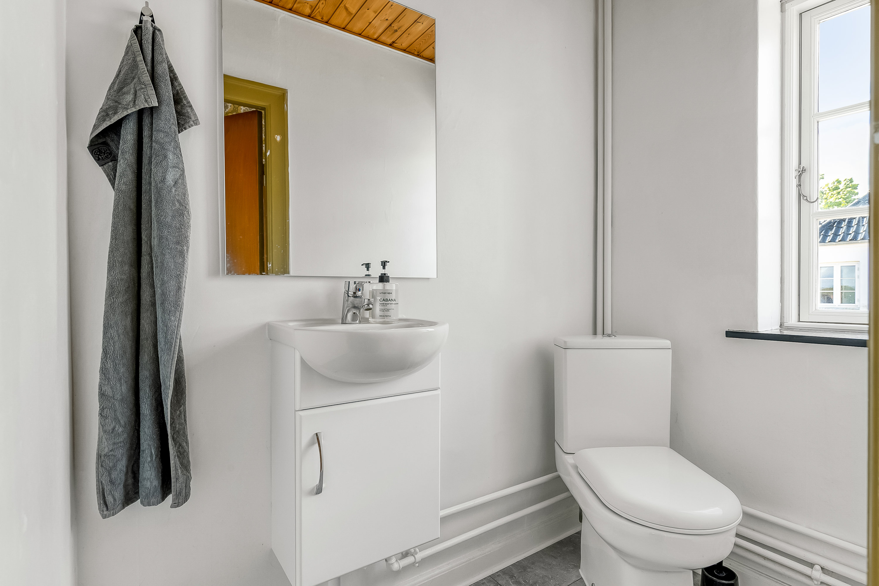 Fremhævet toilet billede i fuldskærmstilstand. Billede af Kirkegade 4, Gårslev, 7080 Børkop