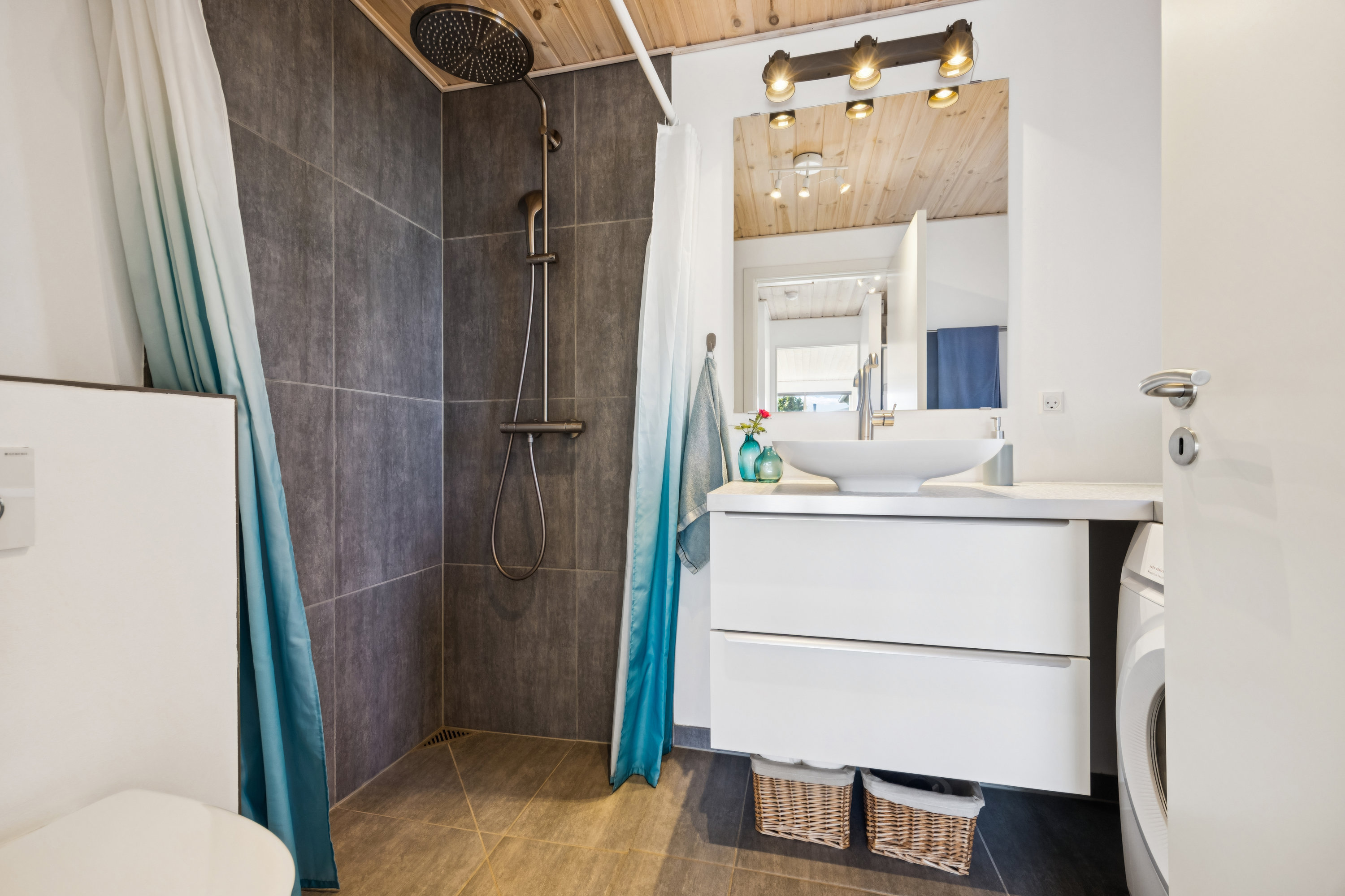 Fremhævet badeværelse billede i fuldskærmstilstand. Billede af Rødkløvervej 17, Hou, 9370 Hals