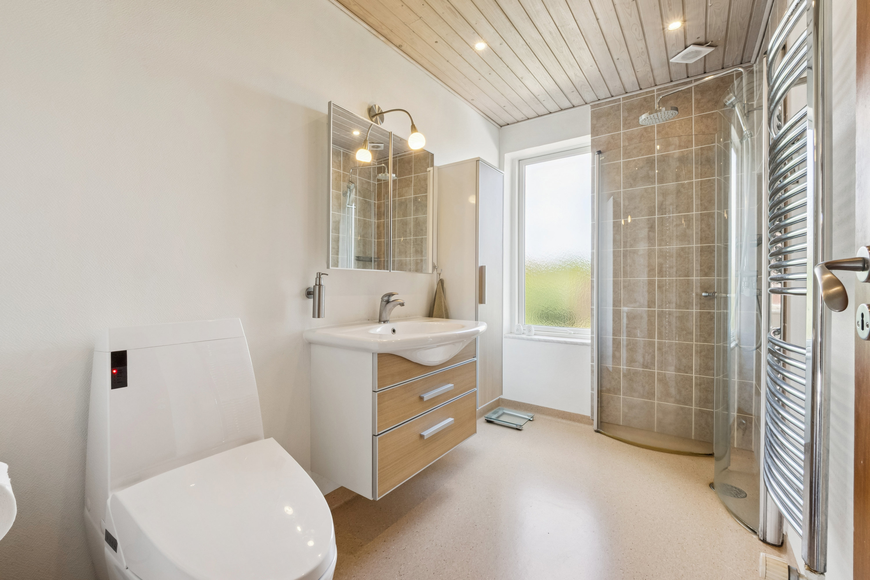 Fremhævet badeværelse 1. sal billede i fuldskærmstilstand. Billede af Klingenbergsgade 12, 7900 Nykøbing M