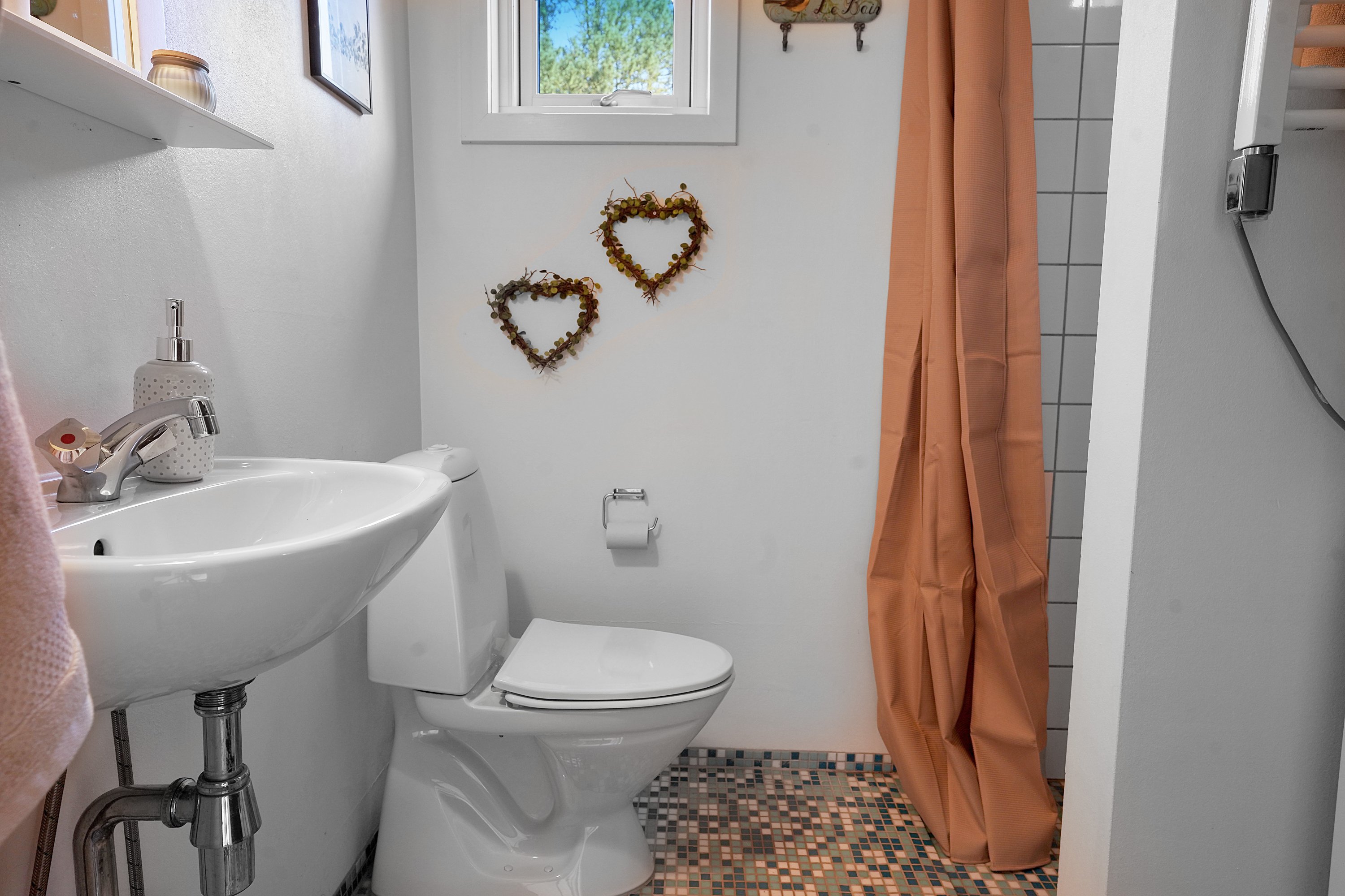 Fremhævet badeværelse billede i fuldskærmstilstand. Billede af Uglevej 3, 3120 Dronningmølle