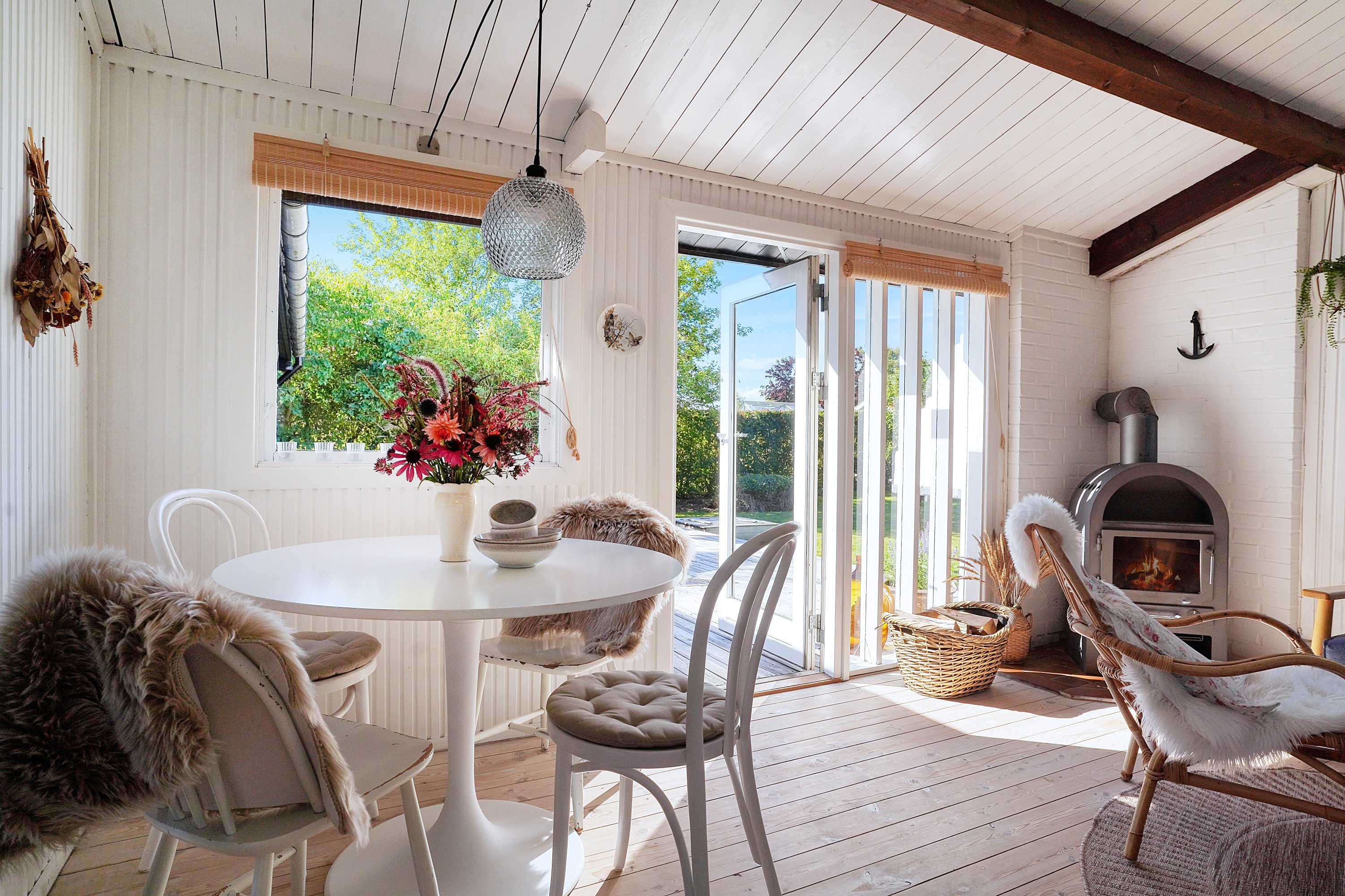 Fremhævet stue billede i fuldskærmstilstand. Billede af Uglevej 3, 3120 Dronningmølle