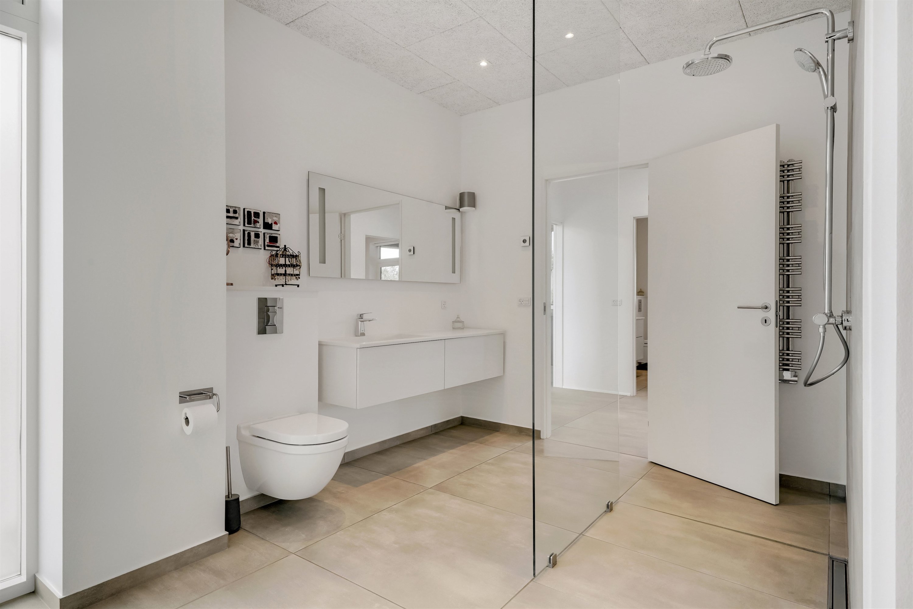 Fremhævet badeværelse billede i fuldskærmstilstand. Billede af Bjerget 25, 6800 Varde