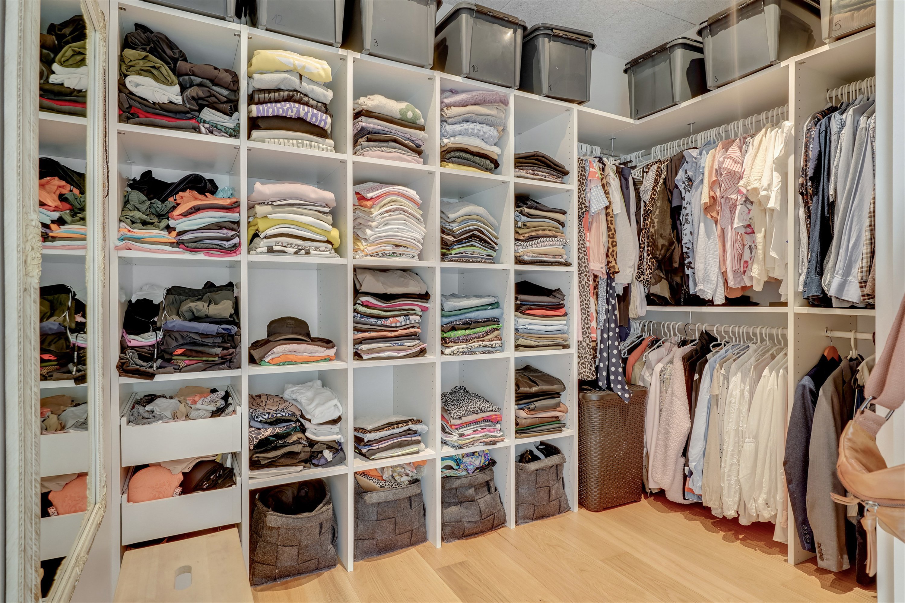 Fremhævet walkin closet billede i fuldskærmstilstand. Billede af Bjerget 25, 6800 Varde