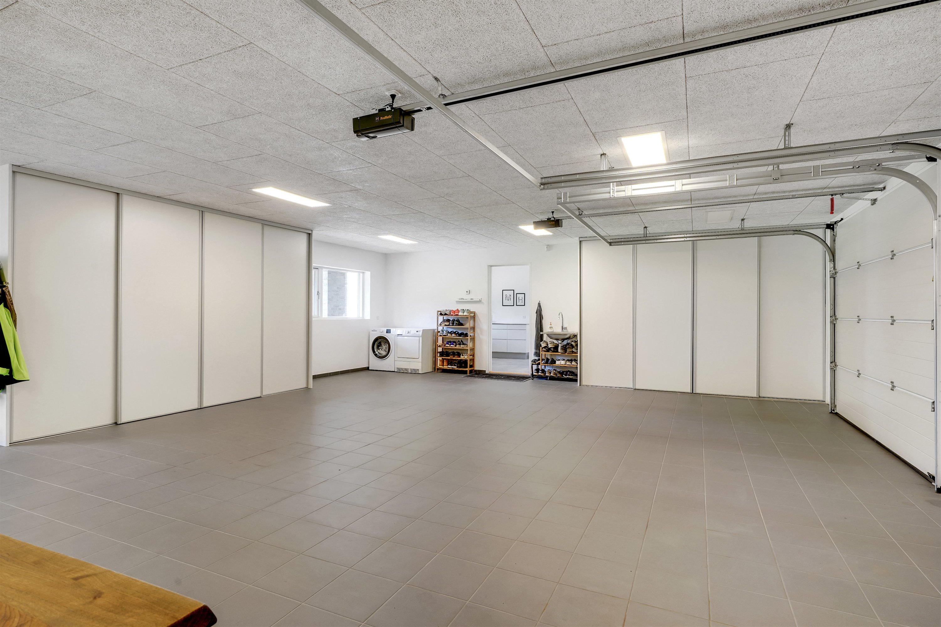 Fremhævet garage billede i fuldskærmstilstand. Billede af Bjerget 25, 6800 Varde