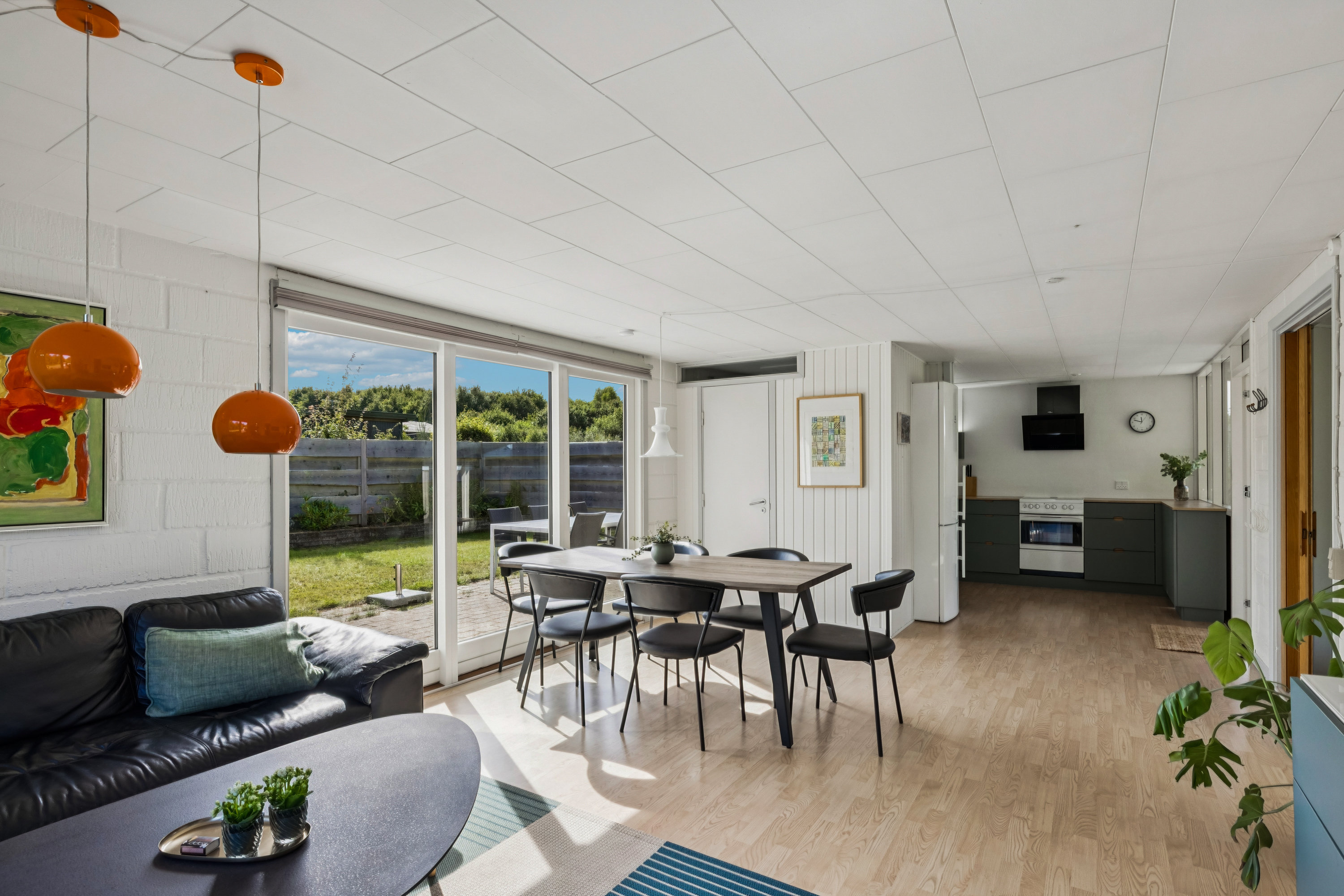 Fremhævet stue billede i fuldskærmstilstand. Billede af Egholmvej 11, Bønnerup Strand, 8585 Glesborg