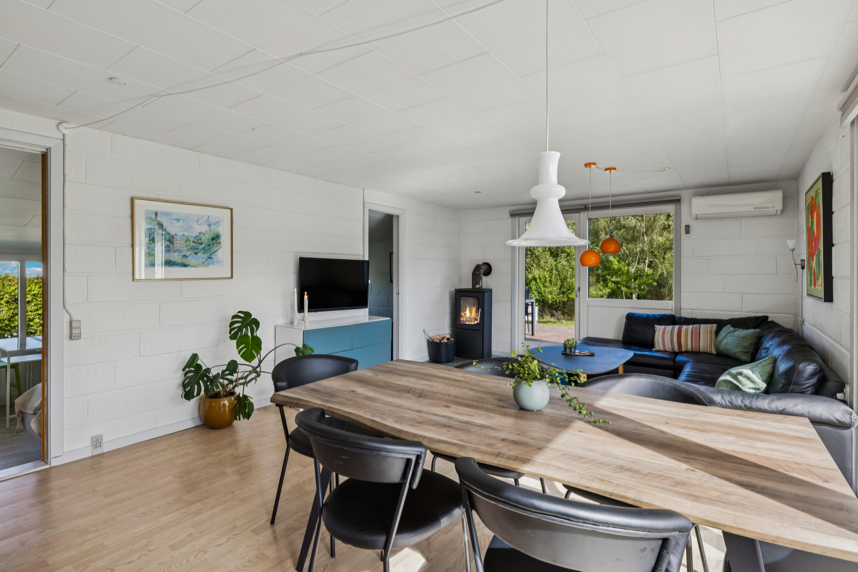 Fremhævet stue billede i fuldskærmstilstand. Billede af Egholmvej 11, Bønnerup Strand, 8585 Glesborg