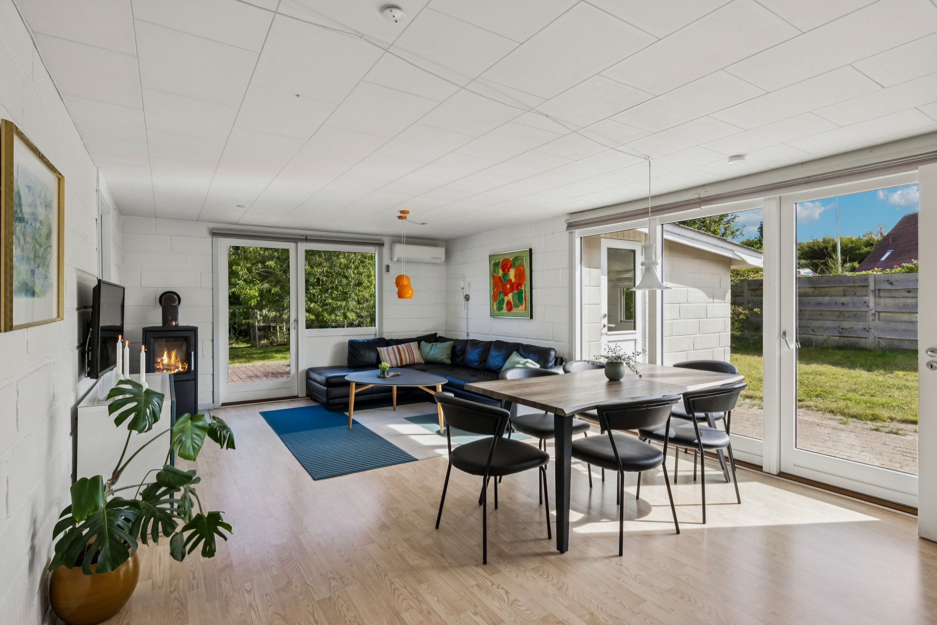 Fremhævet stue billede i fuldskærmstilstand. Billede af Egholmvej 11, Bønnerup Strand, 8585 Glesborg