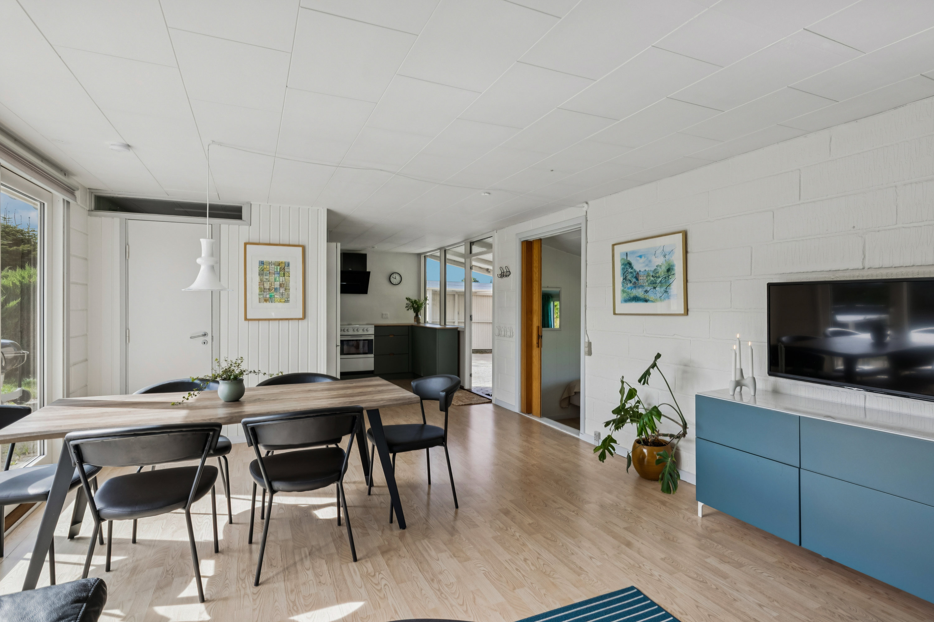 Fremhævet stue billede i fuldskærmstilstand. Billede af Egholmvej 11, Bønnerup Strand, 8585 Glesborg