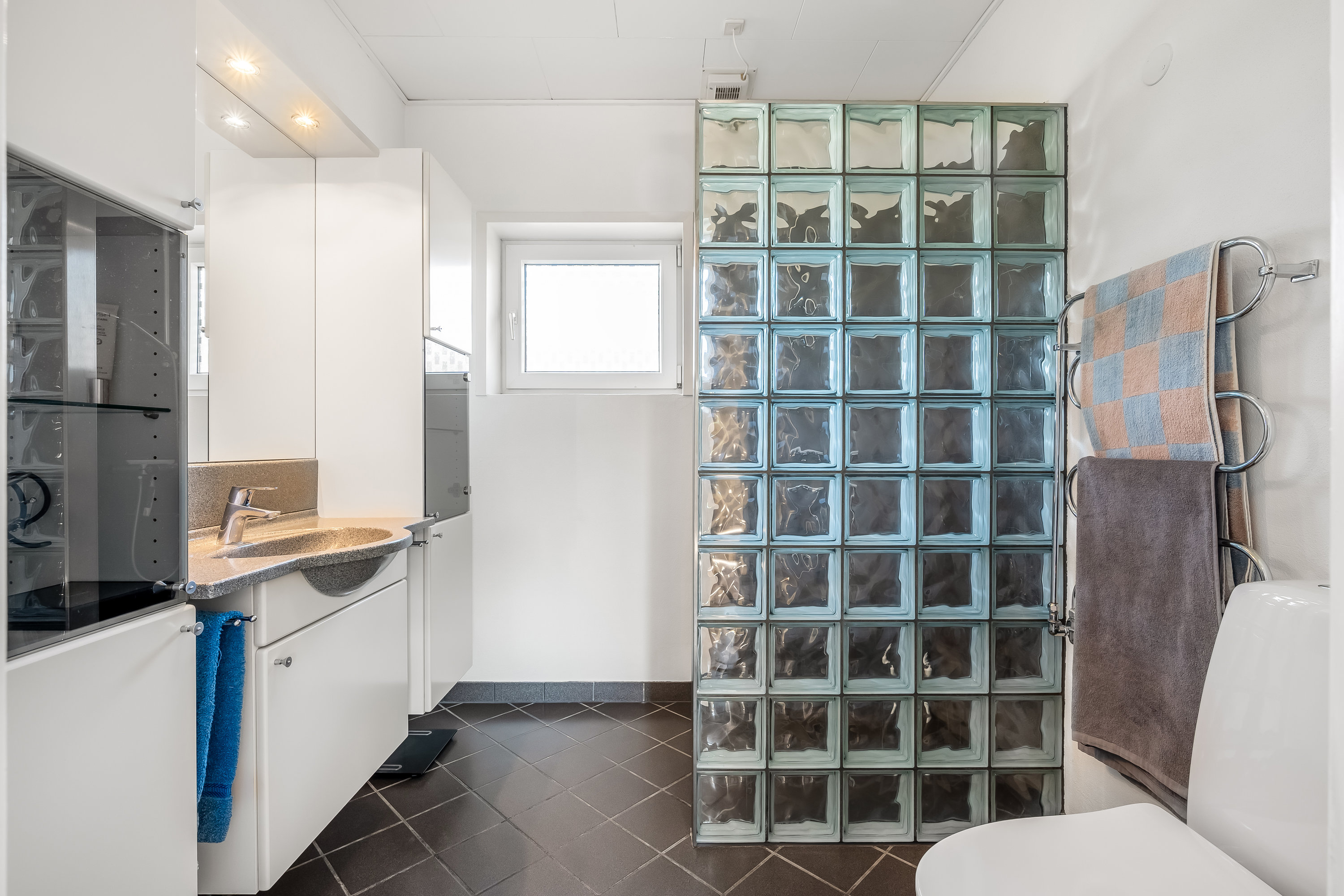 Fremhævet badeværelse billede i fuldskærmstilstand. Billede af Engvej 6, 6240 Løgumkloster