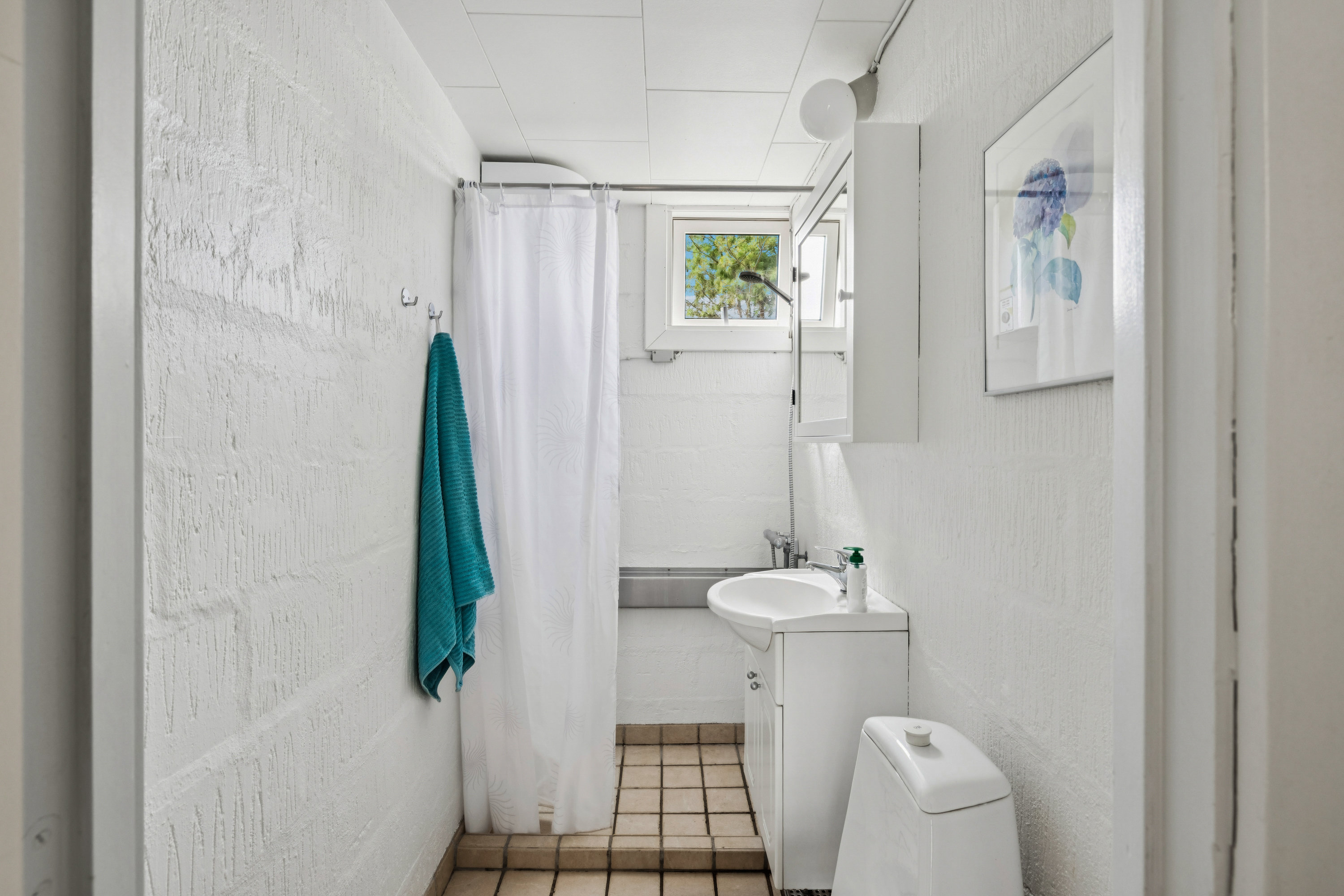 Fremhævet badeværelse billede i fuldskærmstilstand. Billede af Egholmvej 11, Bønnerup Strand, 8585 Glesborg