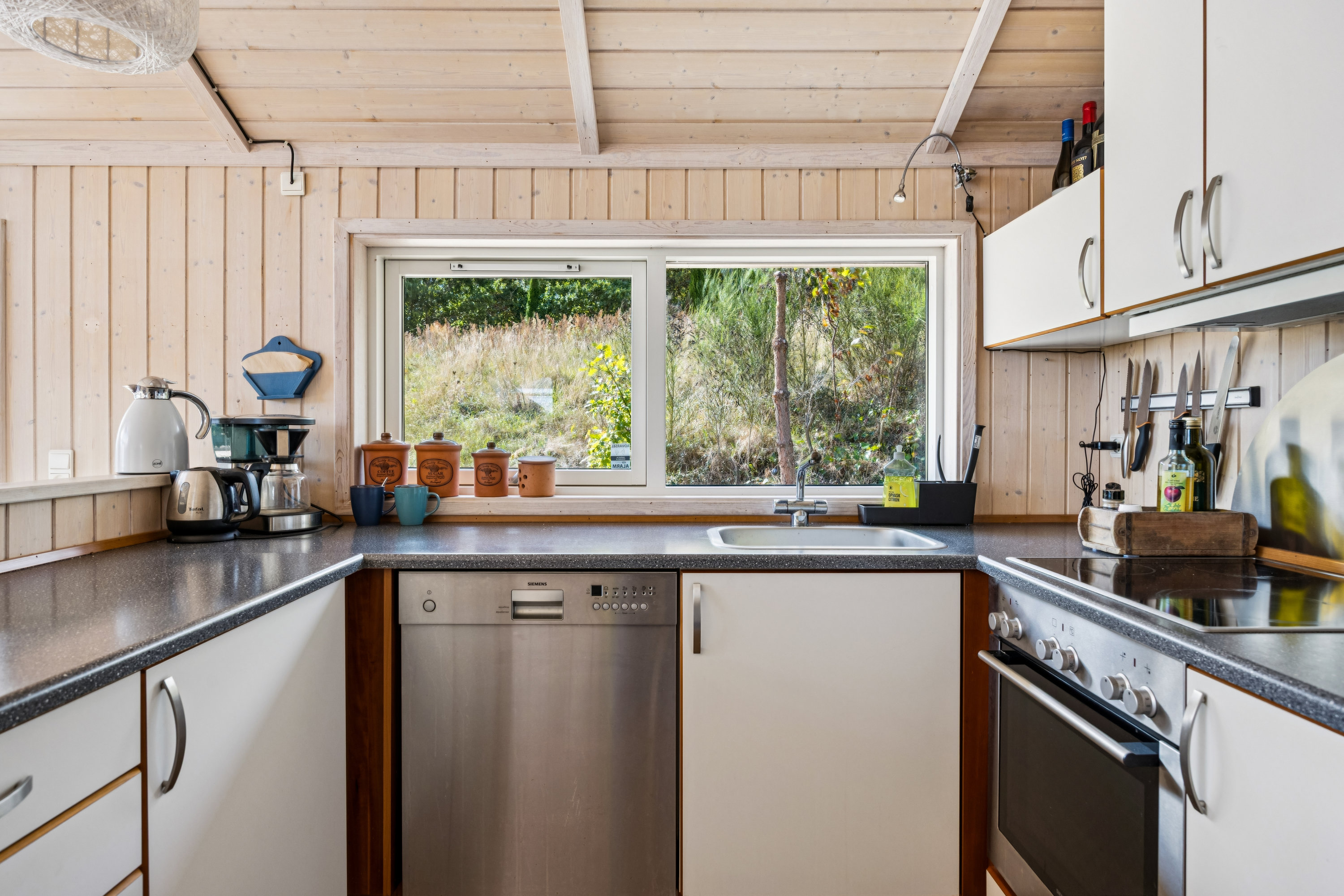 Fremhævet køkken billede i fuldskærmstilstand. Billede af Pindvej 11, Femmøller Bakker, 8400 Ebeltoft