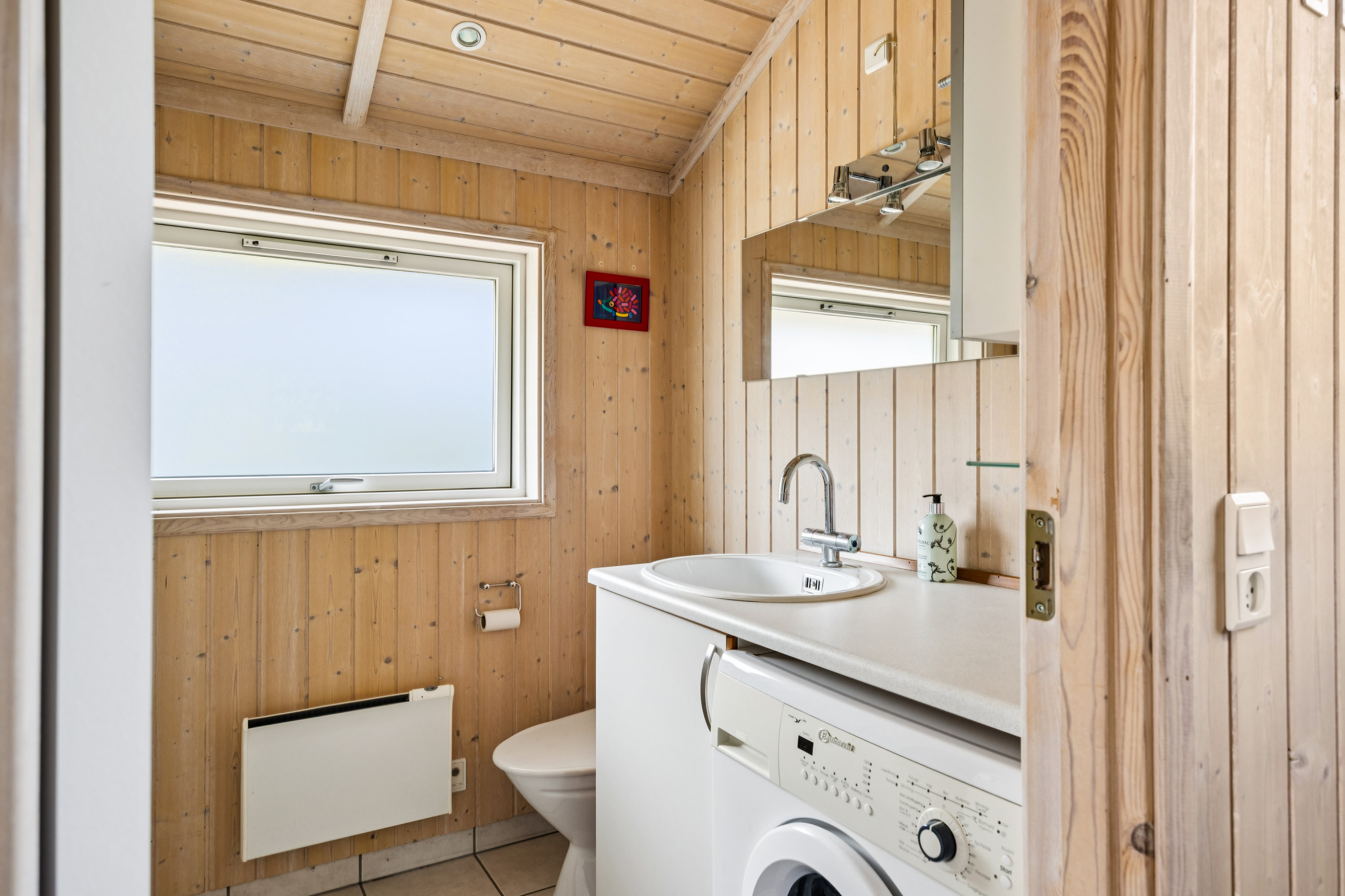 Fremhævet badeværelse billede i fuldskærmstilstand. Billede af Pindvej 11, Femmøller Bakker, 8400 Ebeltoft