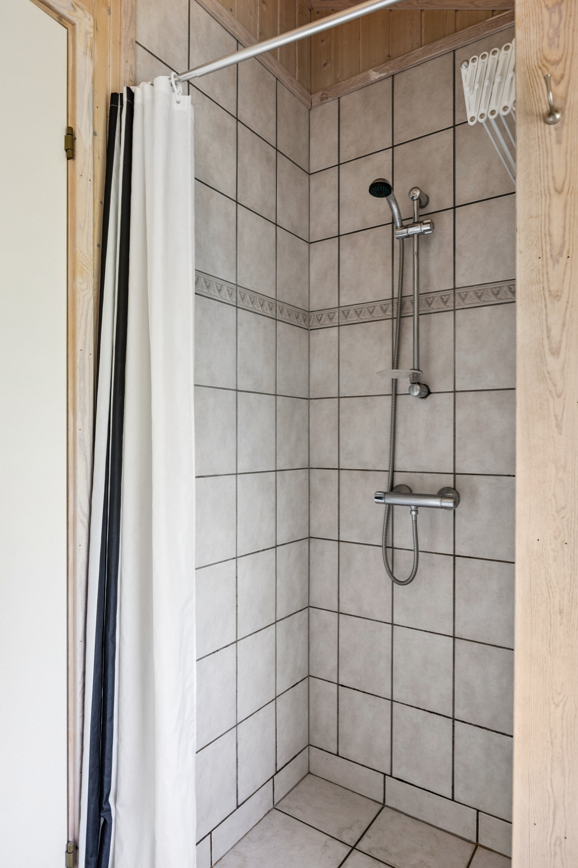 Fremhævet badeværelse billede i fuldskærmstilstand. Billede af Pindvej 11, Femmøller Bakker, 8400 Ebeltoft