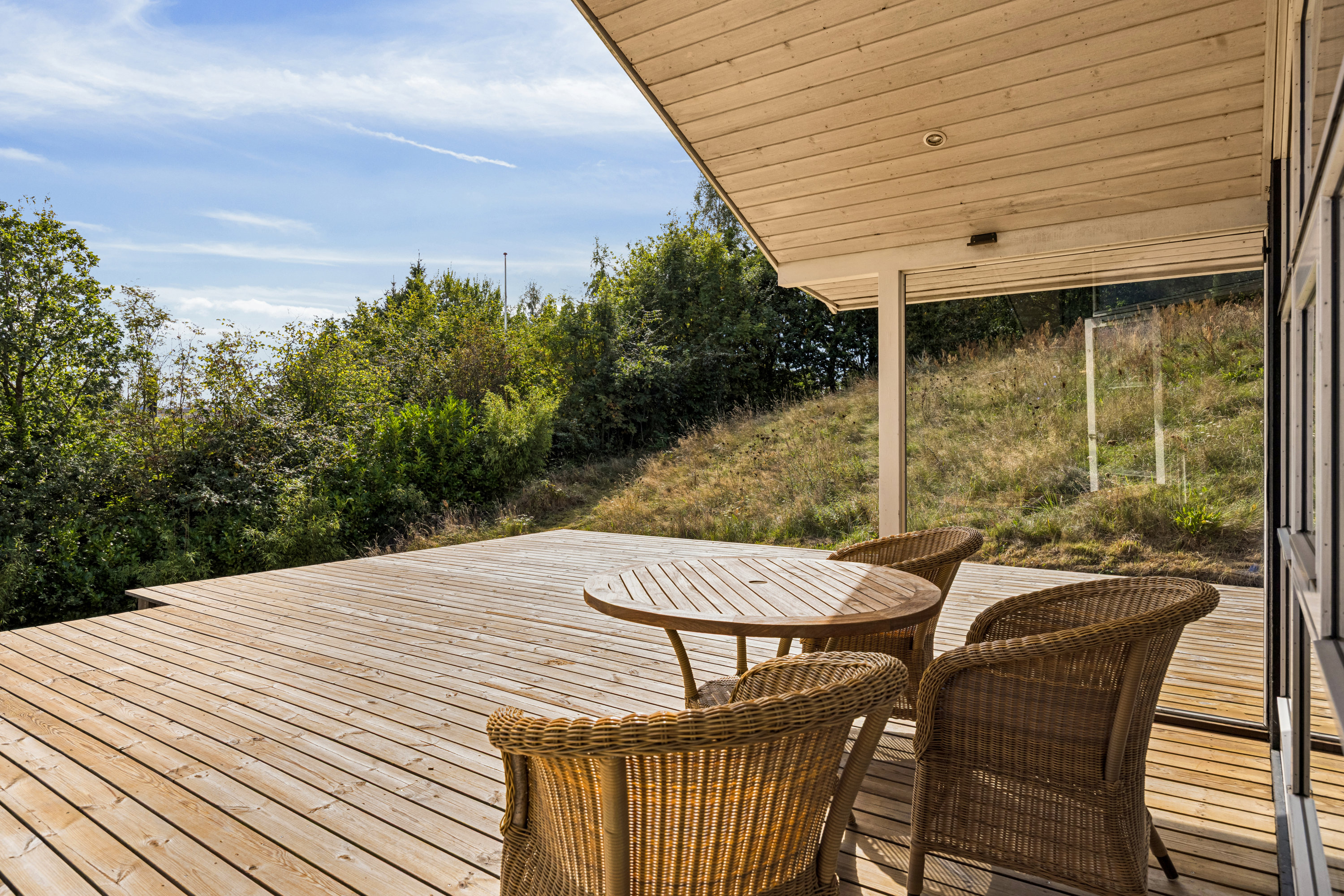 Fremhævet terrasse billede i fuldskærmstilstand. Billede af Pindvej 11, Femmøller Bakker, 8400 Ebeltoft