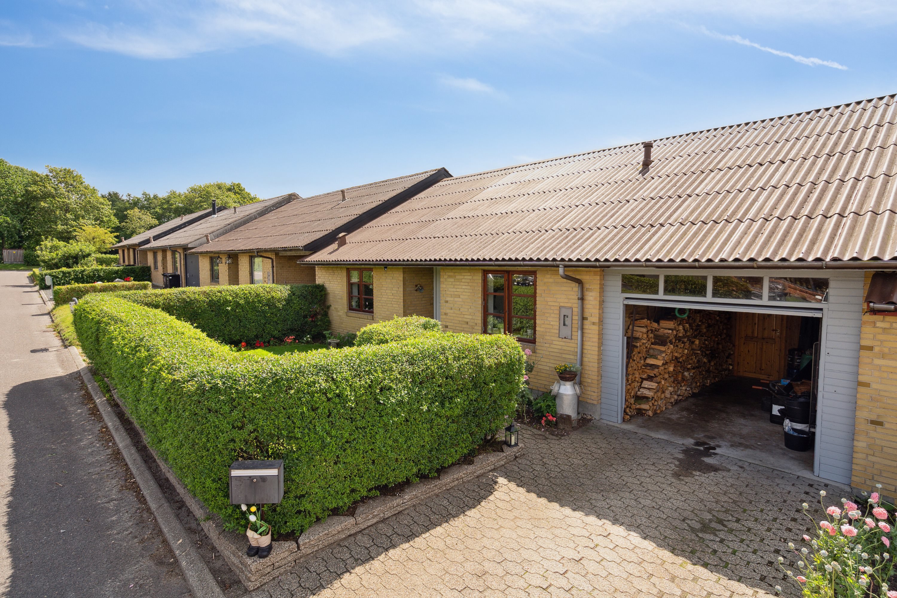 Fremhævet facade billede i fuldskærmstilstand. Billede af Nørrevænget 7, Fjelstervang, 6933 Kibæk