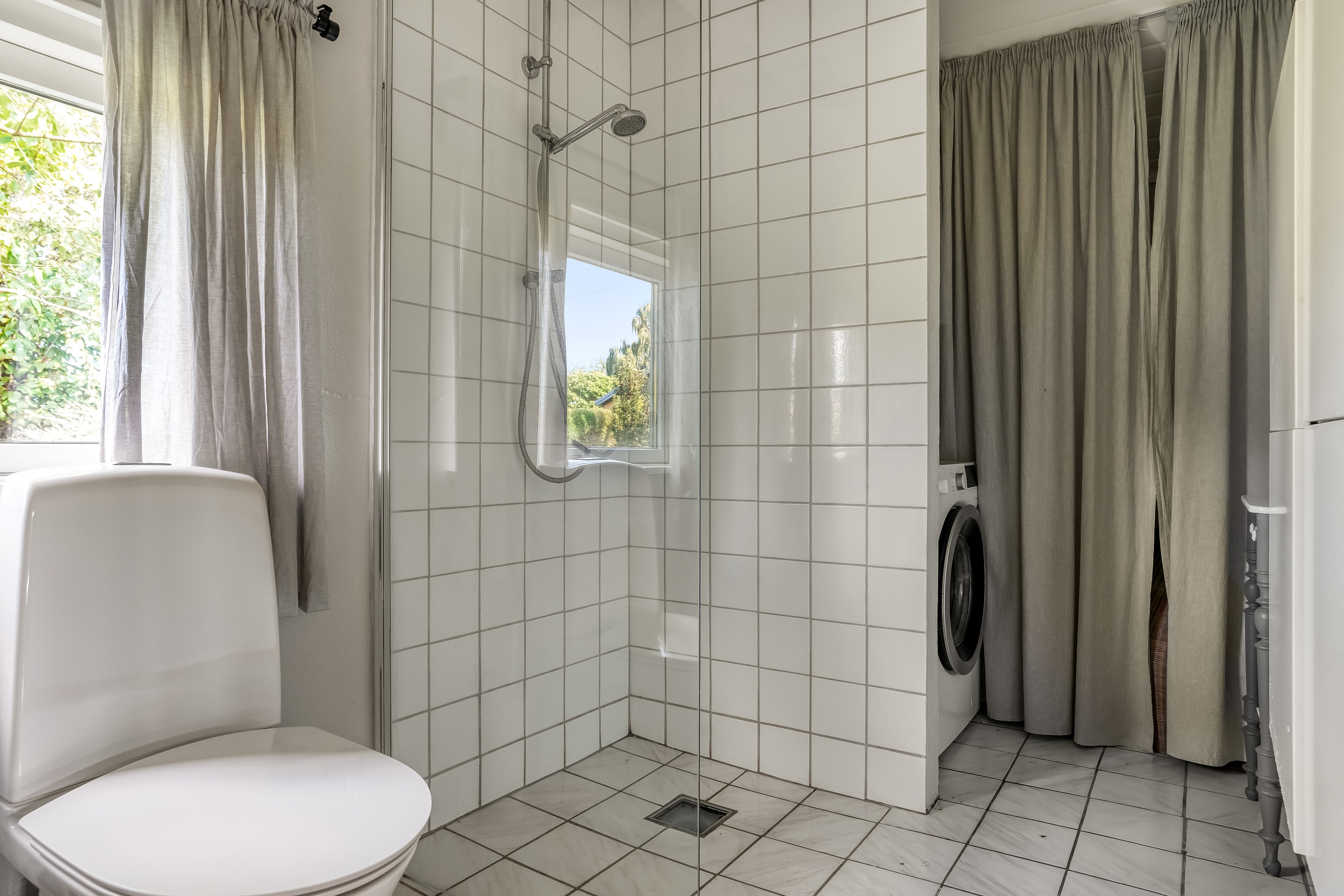 Fremhævet badeværelse billede i fuldskærmstilstand. Billede af Ø.Strandløkkevej 3, 5300 Kerteminde